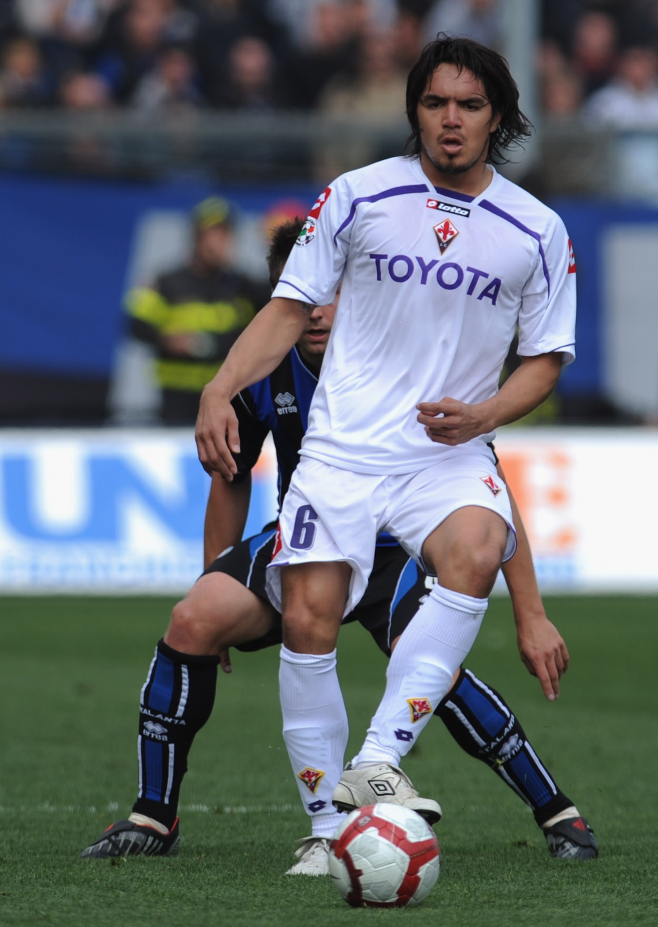 BERGAMO, ITALY - APRIL 18:  Juan Manuel Vargas of ACF Fiorentina in action during the Serie A match between Atalanta BC and ACF Fiorentina at Stadio Atleti Azzurri d'Italia on April 18, 2010 in Bergamo, Italy.  (Photo by Valerio Pennicino/Getty Images)