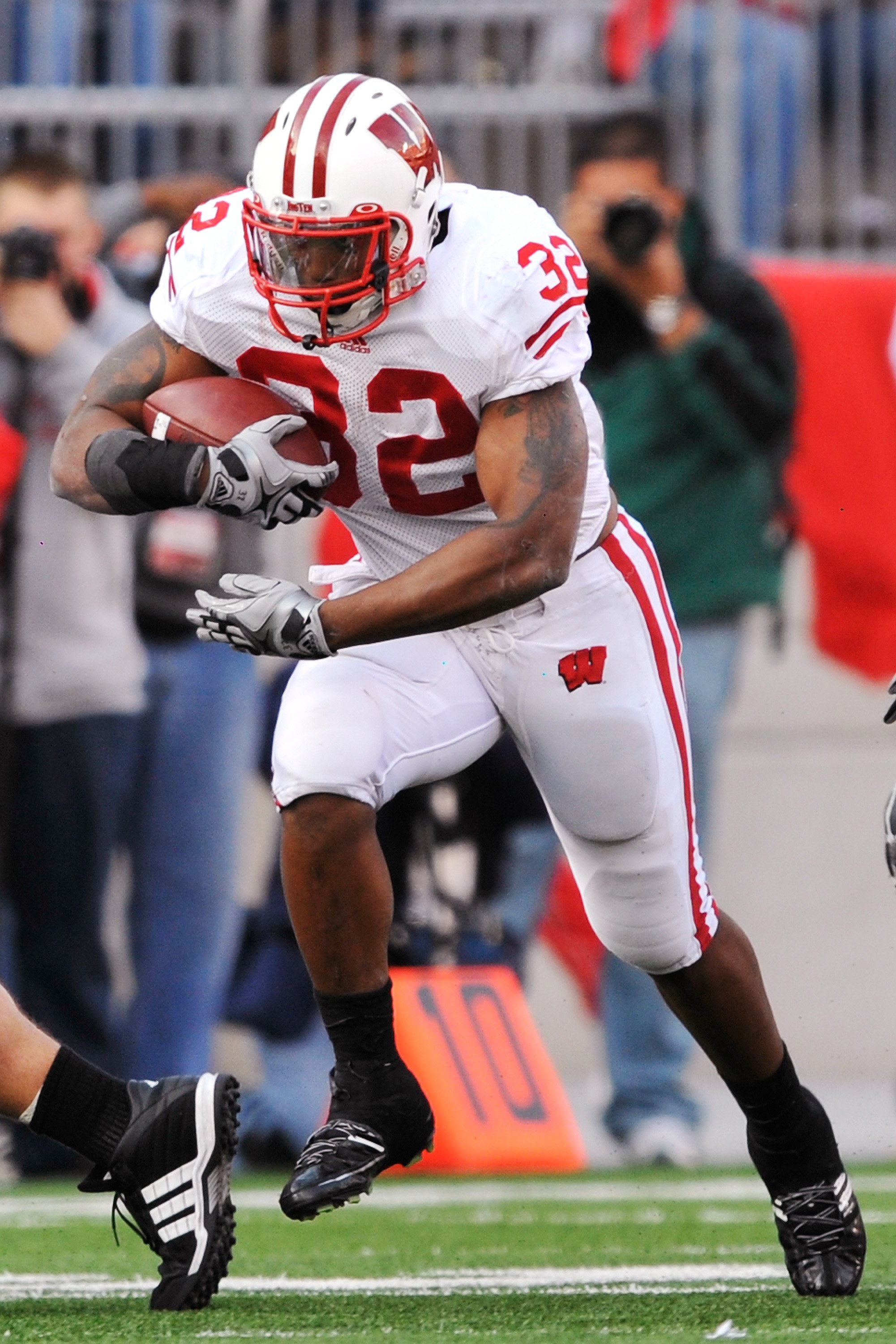 COLUMBUS, OH - OCTOBER 10:  Running back John Clay #32 of the Wisconsin Badgers runs with the ball against the Ohio State Buckeyes at Ohio Stadium on October 10, 2009 in Columbus, Ohio.  (Photo by Jamie Sabau/Getty Images)
