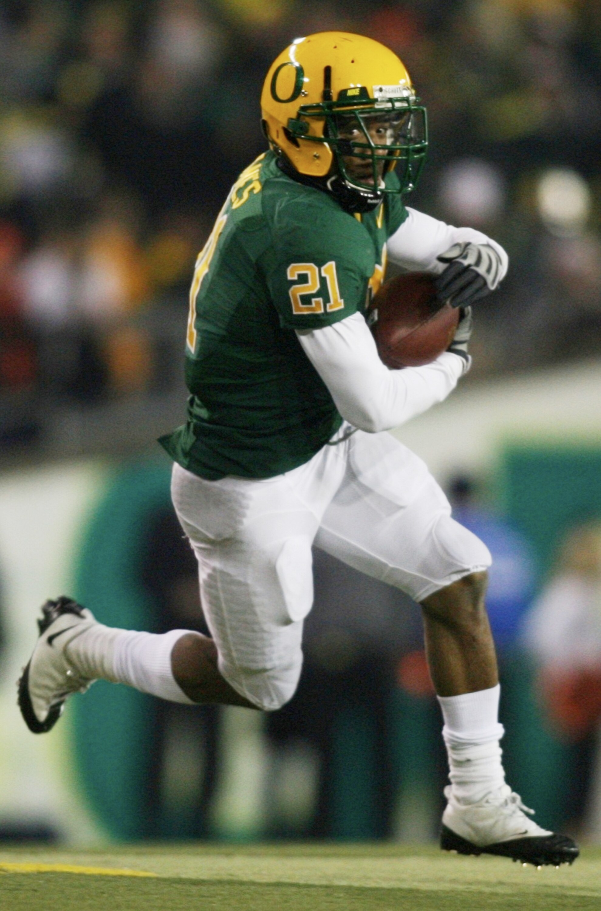EUGENE,OR - DECEMBER 03:  LaMichael James #21 of the Oregon Ducks runs with the ball against the Oregon State Beavers at Autzen Stadium on December 3, 2009 in Eugene, Oregon. (Photo by Tom Hauck/Getty Images)