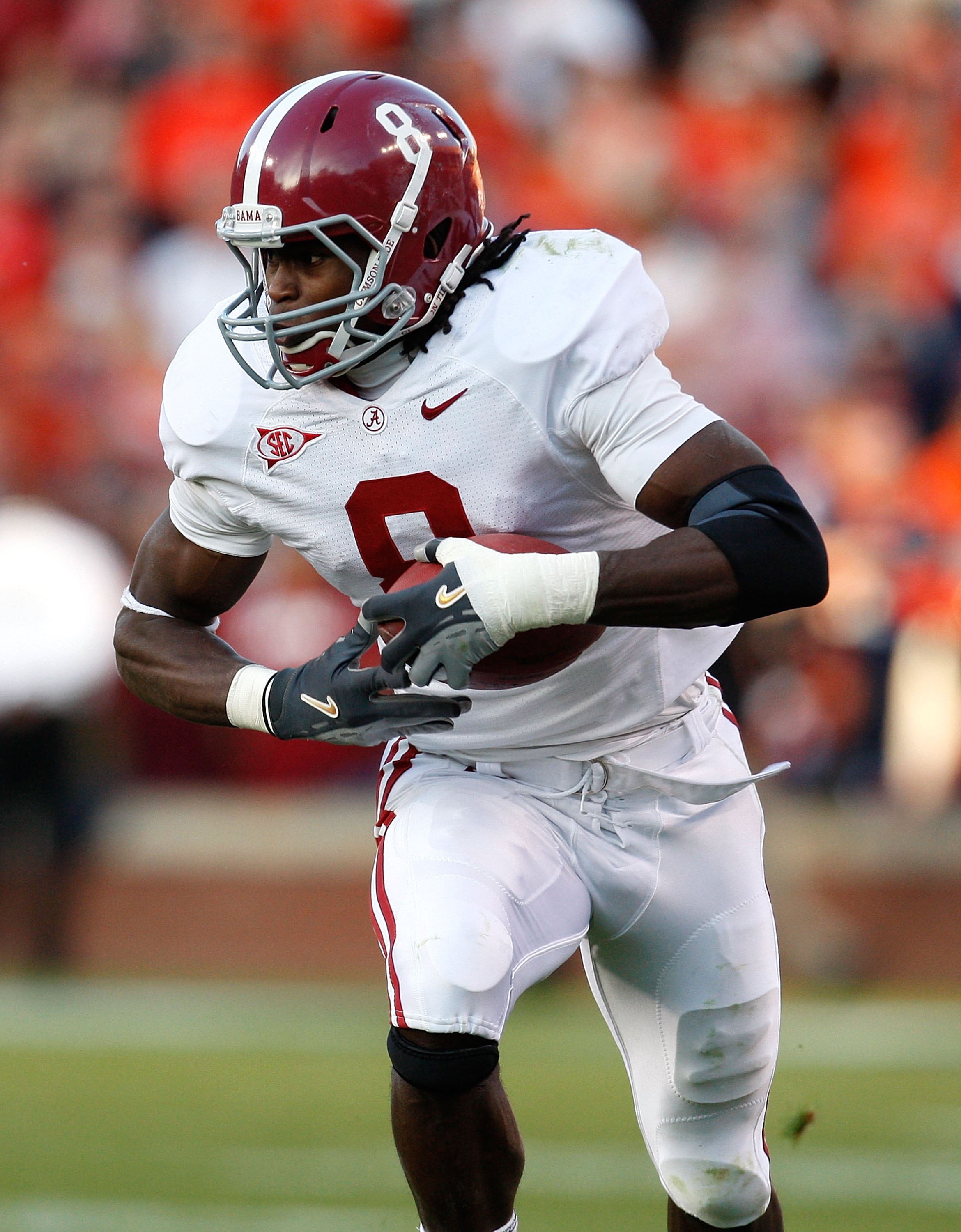 AUBURN, AL - NOVEMBER 27:  Julio Jones #8 of the Alabama Crimson Tide against the Auburn Tigers at Jordan-Hare Stadium on November 27, 2009 in Auburn, Alabama.  (Photo by Kevin C. Cox/Getty Images)