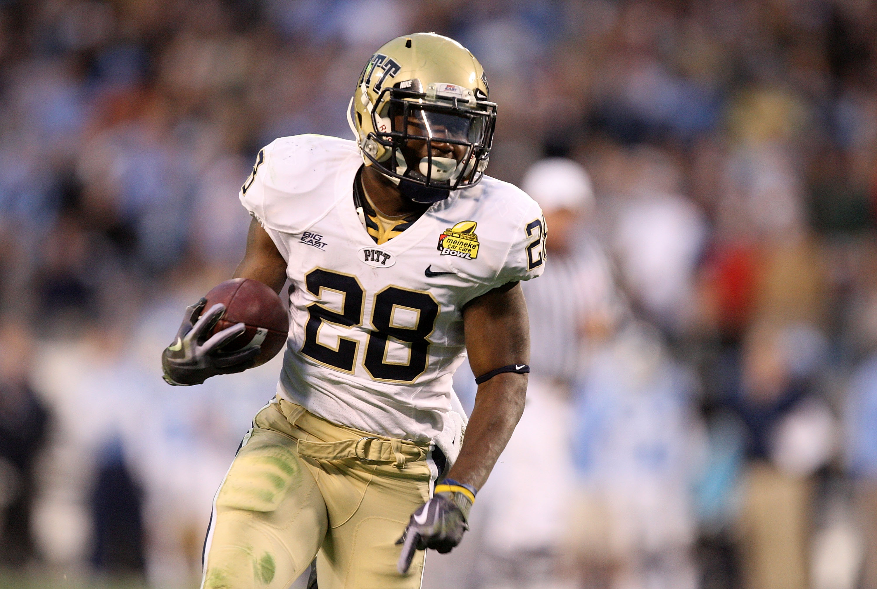 CHARLOTTE, NC - DECEMBER 26:  Dion Lewis #28 of the Pittsburgh Panthers runs with the ball against the North Carolina Tar Heels during their game on December 26, 2009 in Charlotte, North Carolina.  (Photo by Streeter Lecka/Getty Images)
