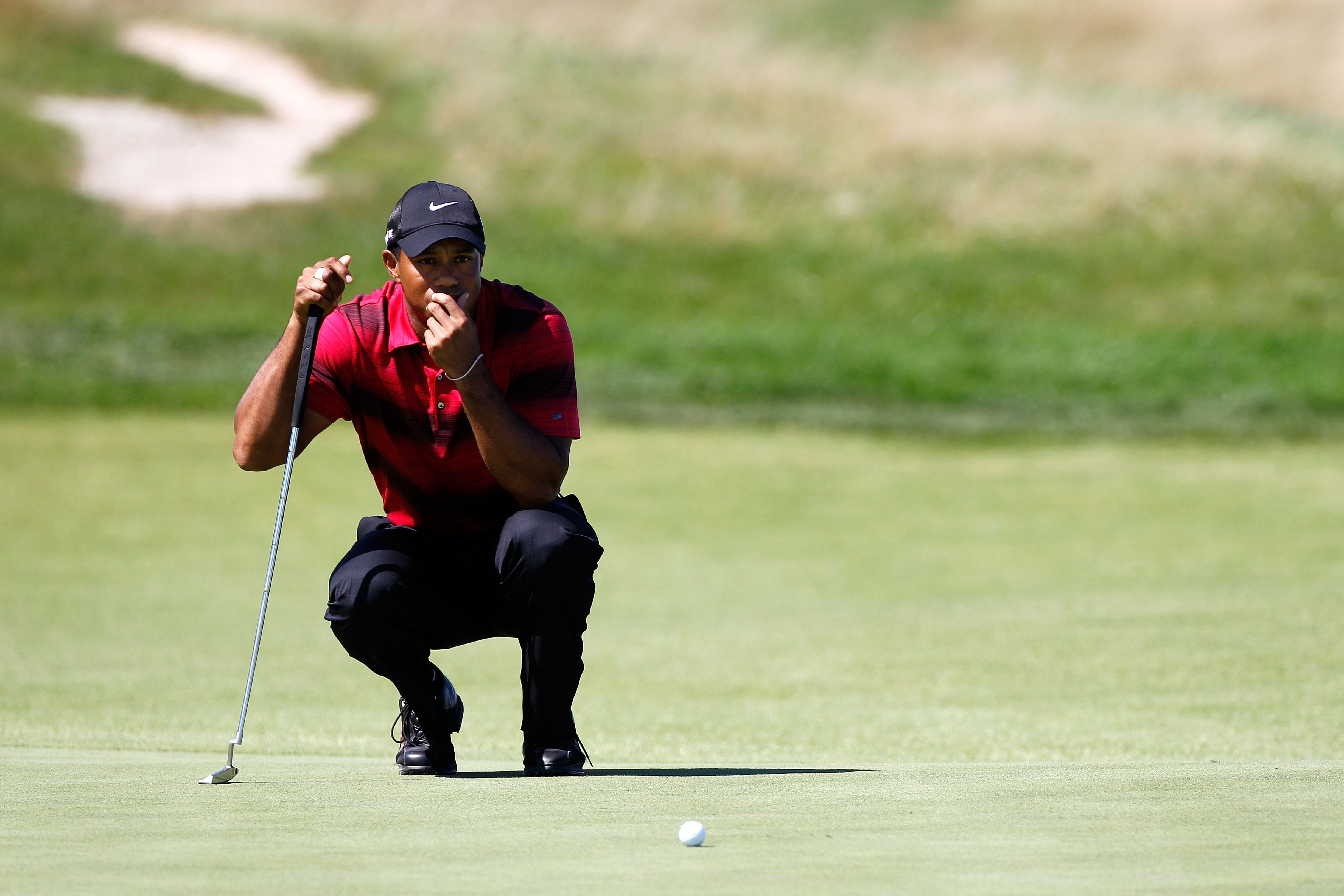 KOHLER, WI - AUGUST 15:  Tiger Woods lines up a putt during the final round of the 92nd PGA Championship on the Straits Course at Whistling Straits on August 15, 2010 in Kohler, Wisconsin.  (Photo by Sam Greenwood/Getty Images)