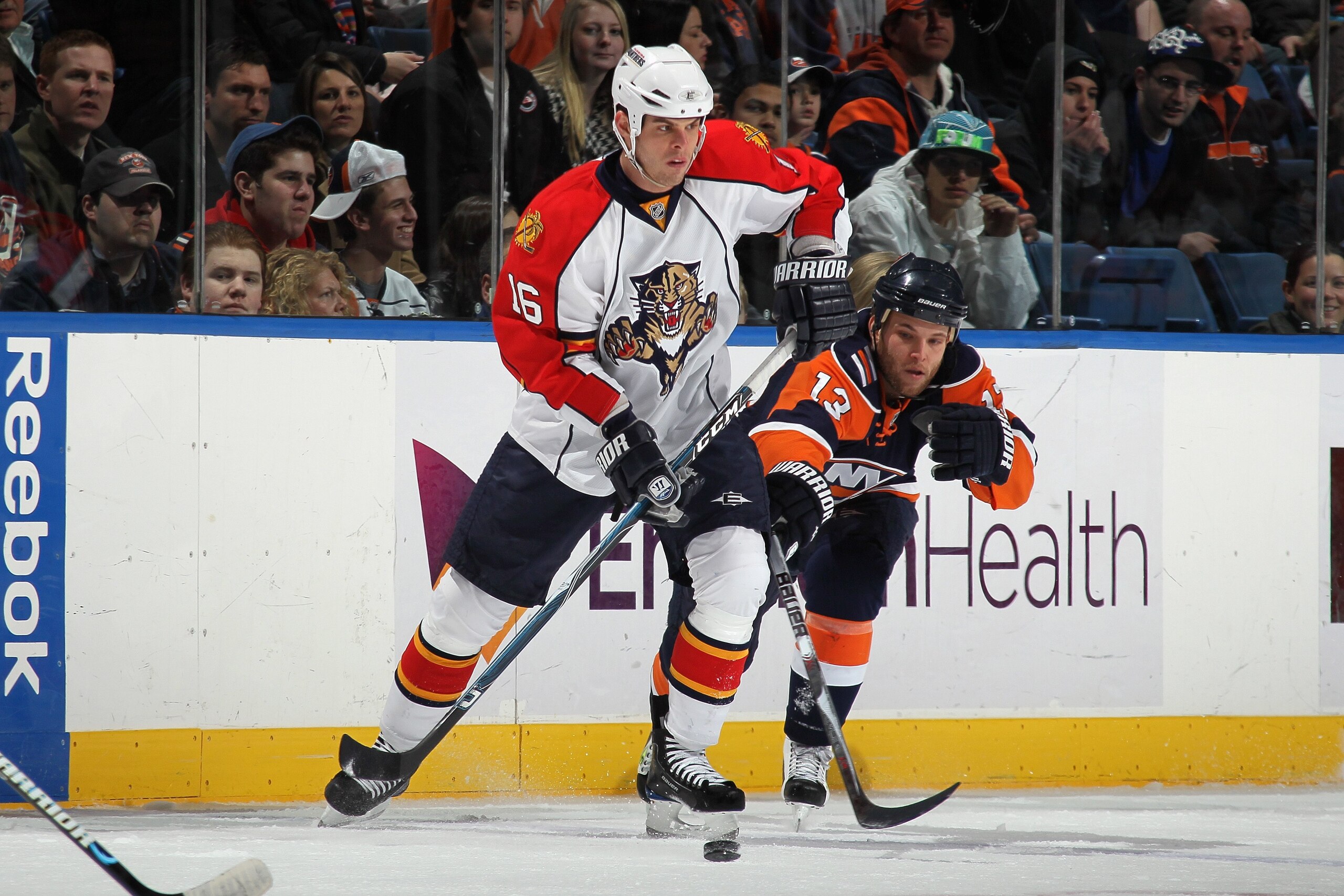 UNIONDALE, NY - JANUARY 21: Nathan Horton #16 of the Florida Panthers skates with the puck against Rob Schremp #13 of the New York Islanders at the Nassau Coliseum on January 21, 2010 in Uniondale, New York. (Photo by Bruce Bennett/Getty Images) UNIONDALE, NY - JANUARY 21: Nathan Horton #16 of the Florida Panthers skates with the puck against Rob Schremp #13 of the New York Islanders at the Nassau Coliseum on January 21, 2010 in Uniondale, New York. (Photo by Bruce Bennett/Getty Images)