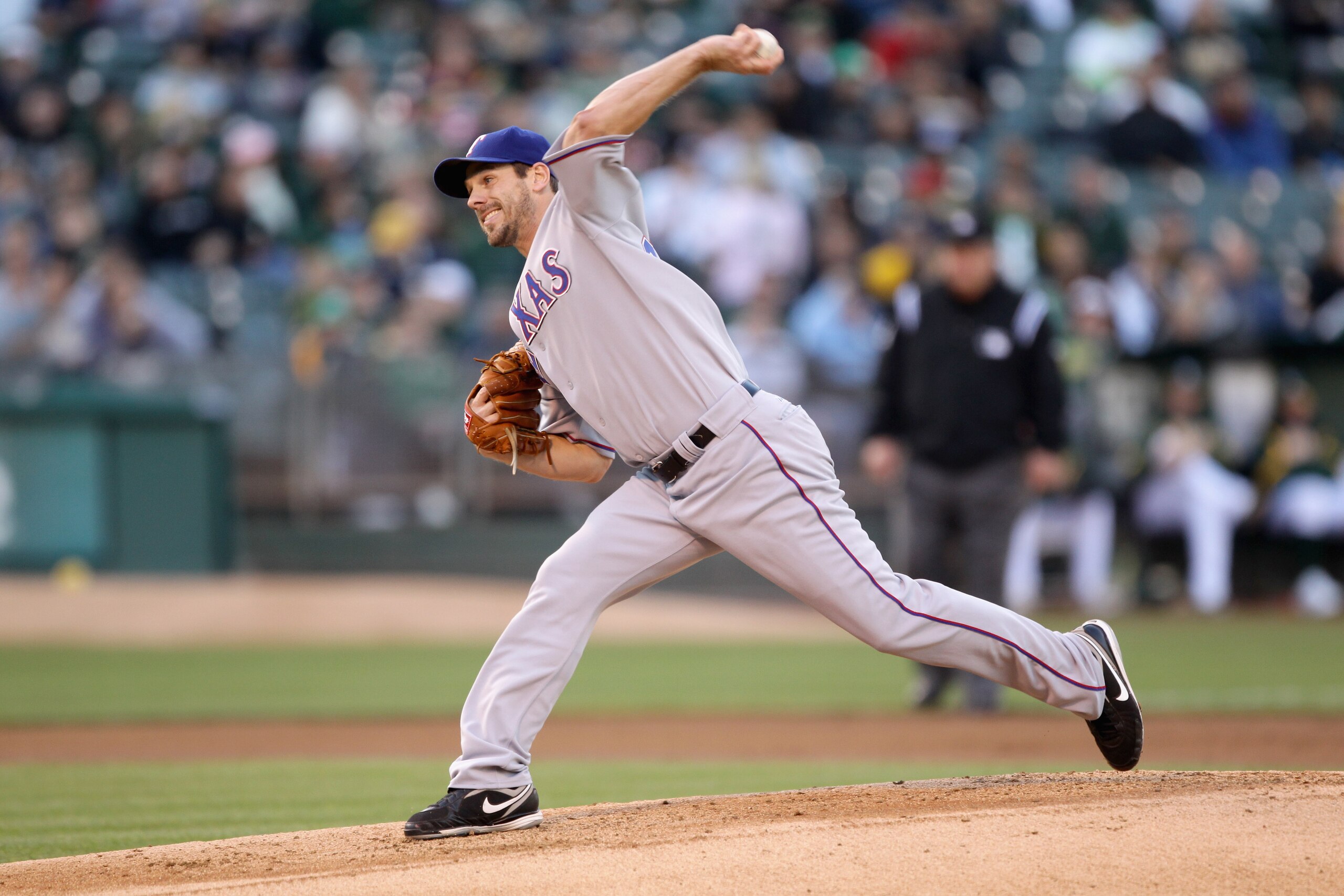 OAKLAND, CA - AUGUST 06:  Cliff Lee #33 of the Texas Rangers pitches against the Oakland Athletics at the Oakland-Alameda County Coliseum on August 6, 2010 in Oakland, California.  (Photo by Ezra Shaw/Getty Images)