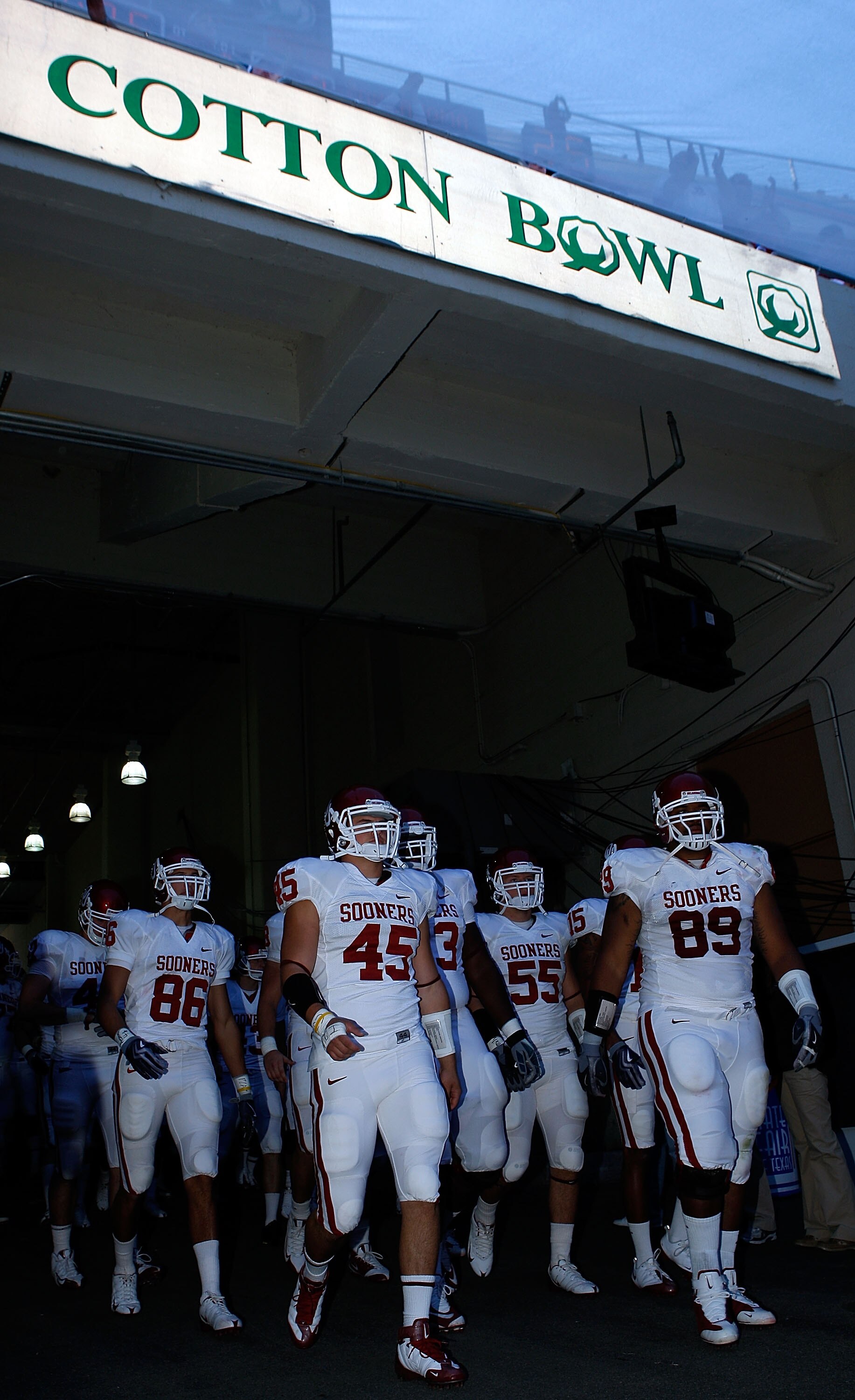 DALLAS - OCTOBER 17:  The Oklahoma Sooners walk to the field before a game against the Texas Longhorns at Cotton Bowl on October 17, 2009 in Dallas, Texas.  (Photo by Ronald Martinez/Getty Images)