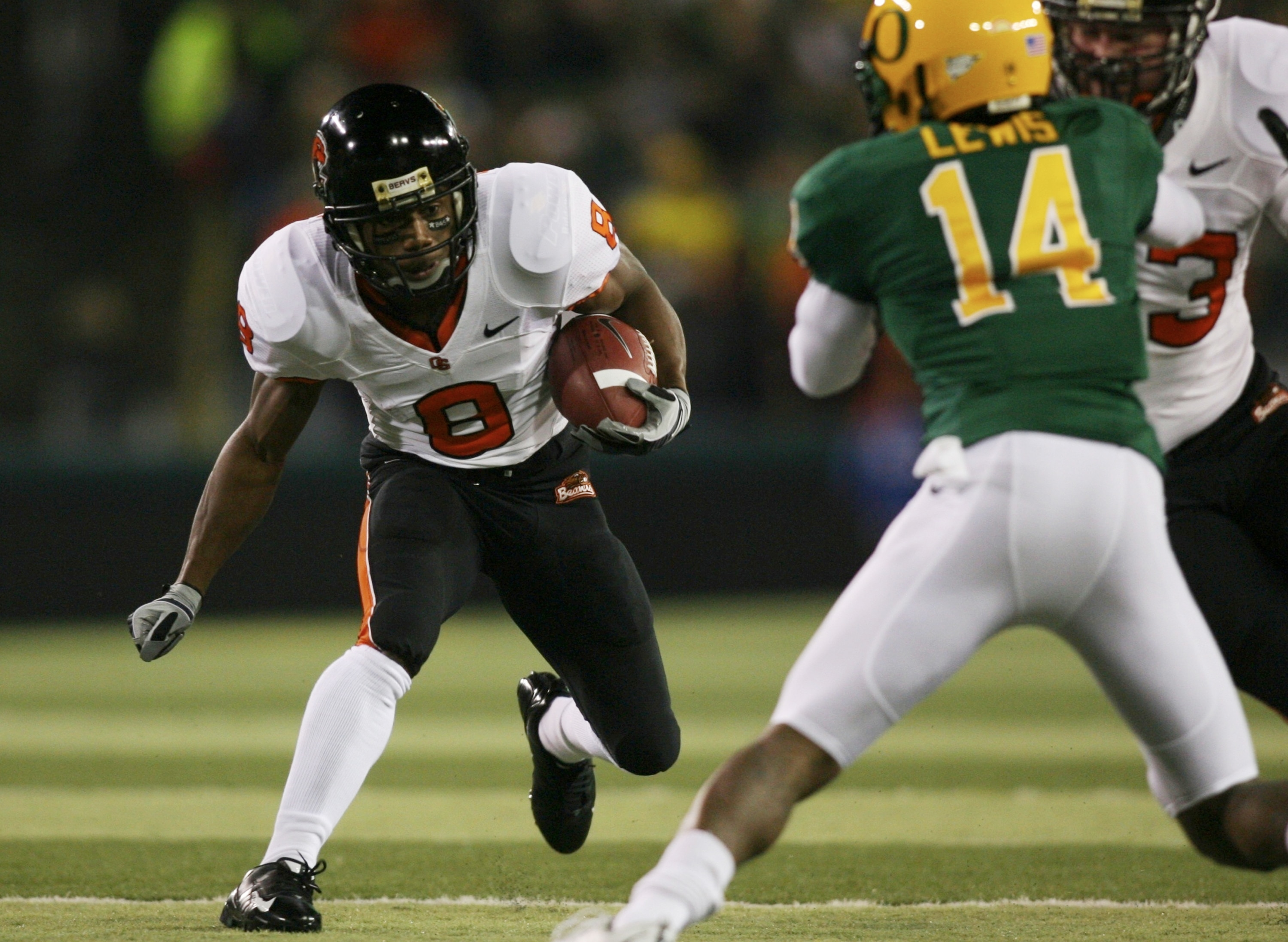 EUGENE,OR - DECEMBER 03:  Wide receiver James Rodgers #8 of Oregon State Beavers carries the ball in the second quarter against the Oregon Ducks at Autzen Stadium on December 3, 2009 in Eugene, Oregon.  (Photo by Tom Hauck/Getty Images)