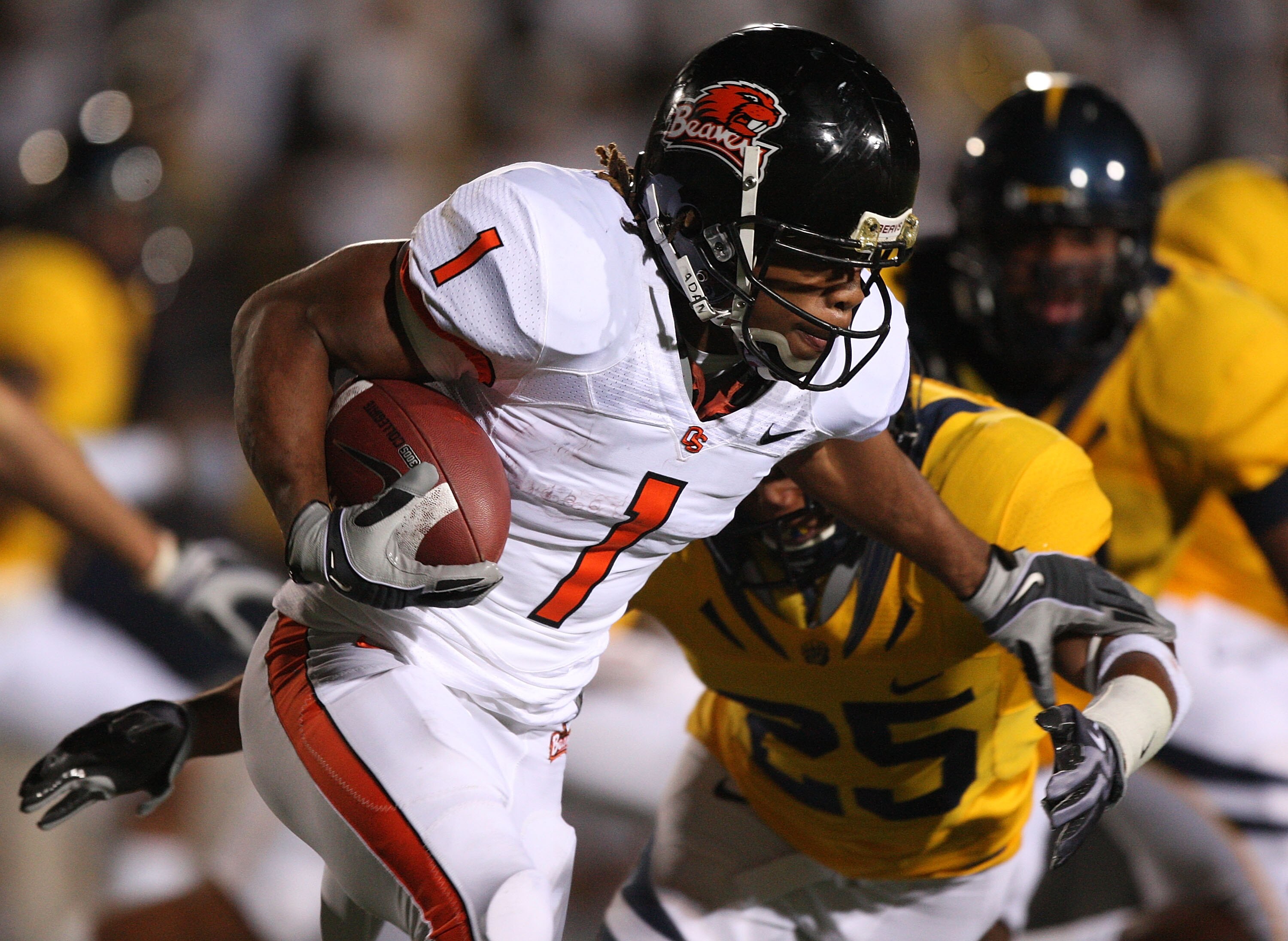 BERKELEY, CA - NOVEMBER 07:  Jacquizz Rodgers #1 of the Oregon State Beavers runs against the California Golden Bears at California Memorial Stadium on November 7, 2009 in Berkeley, California.  (Photo by Jed Jacobsohn/Getty Images)