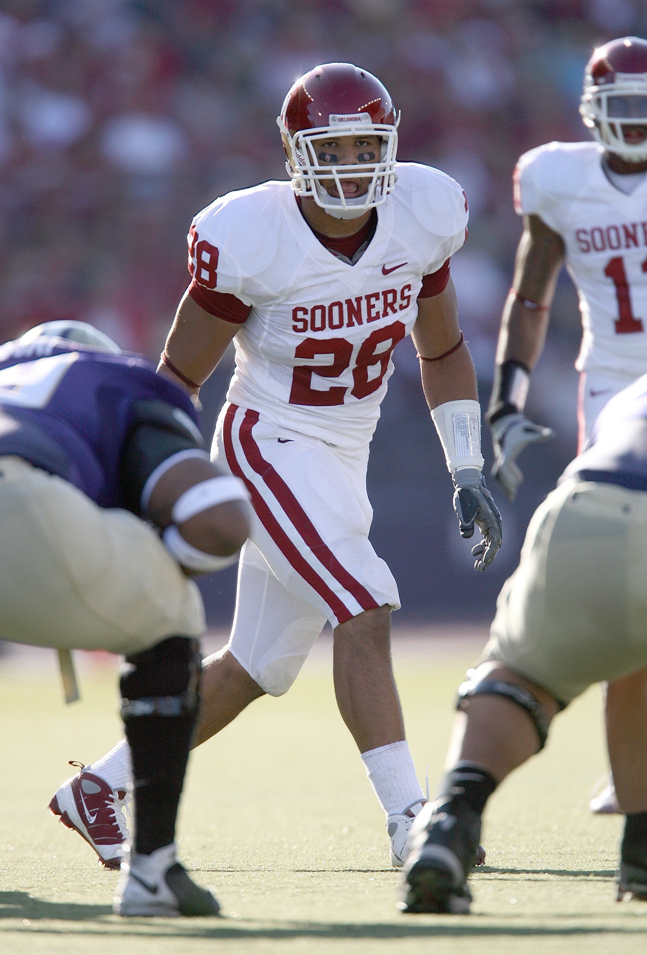 SEATTLE - SEPTEMBER 13:  Travis Lewis #28 of the Oklahoma Sooners lines up in position during the game against the Washington Huskies on September 13, 2008 at Husky Stadium in Seattle, Washington. The Sooners defeated the Huskies 55-14.(Photo by Otto Greu