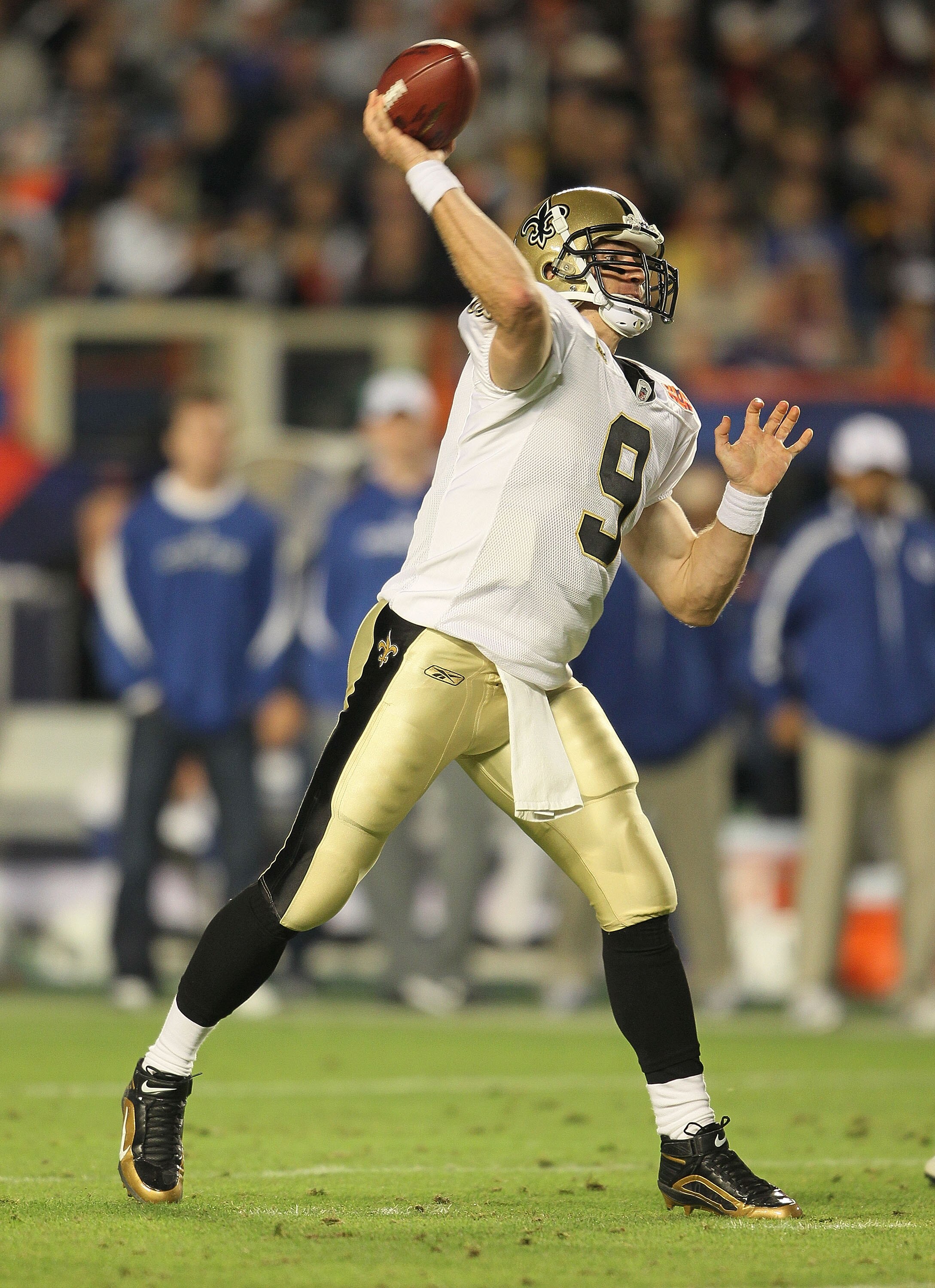 MIAMI GARDENS, FL - FEBRUARY 07:  Drew Brees #9  of the New Orleans Saints looks to pass against the Indianapolis Colts during Super Bowl XLIV on February 7, 2010 at Sun Life Stadium in Miami Gardens, Florida.  (Photo by Andy Lyons/Getty Images)