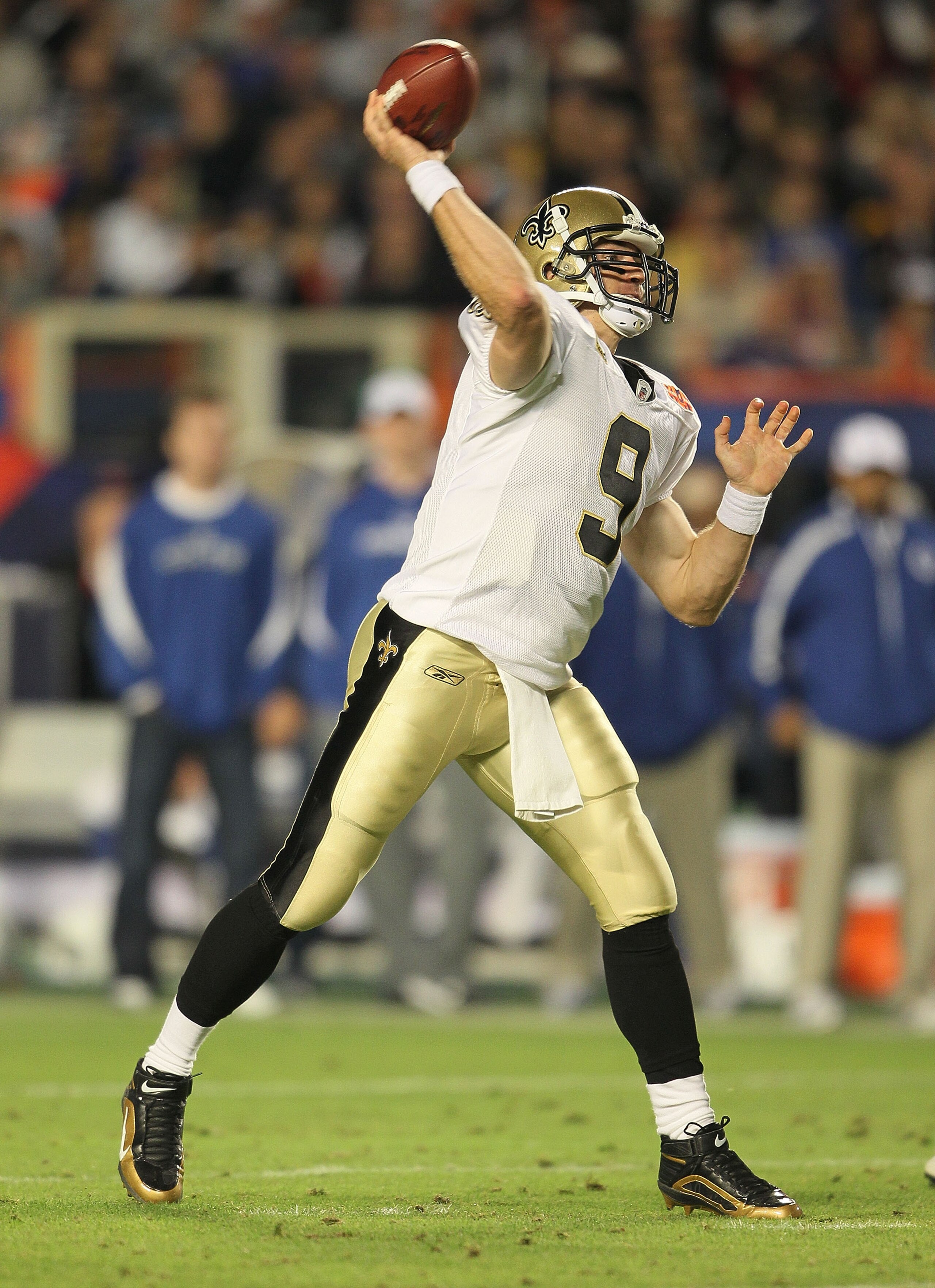 MIAMI GARDENS, FL - FEBRUARY 07:  Drew Brees #9  of the New Orleans Saints looks to pass against the Indianapolis Colts during Super Bowl XLIV on February 7, 2010 at Sun Life Stadium in Miami Gardens, Florida.  (Photo by Andy Lyons/Getty Images)