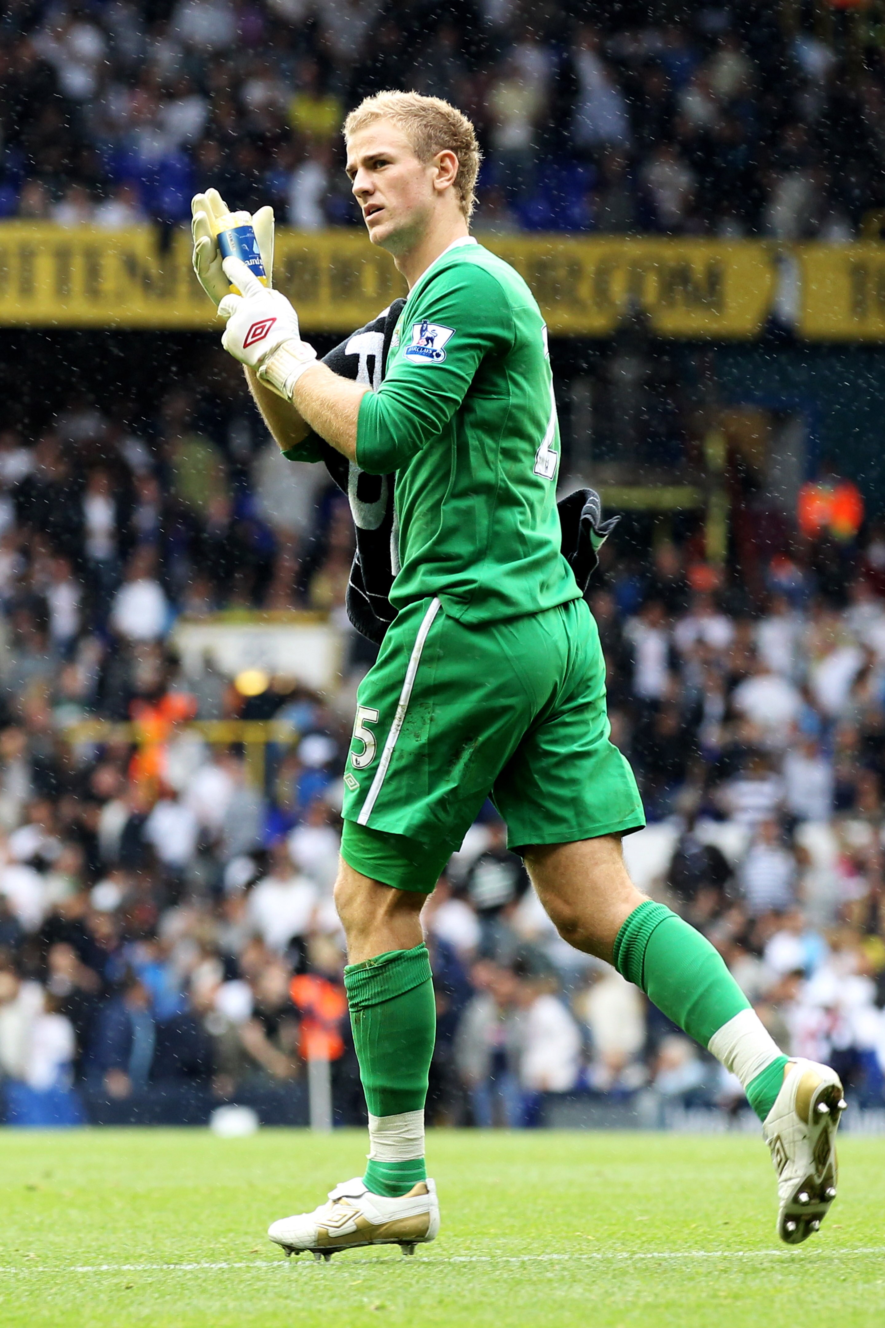 LONDON, ENGLAND - AUGUST 14:  Joe Hart of Manchester City applaudes the fans after the Barclays Premier League match between Tottenham Hotspur and Manchester City at White Hart Lane on August 14, 2010 in London, England.  (Photo by Phil Cole/Getty Images)