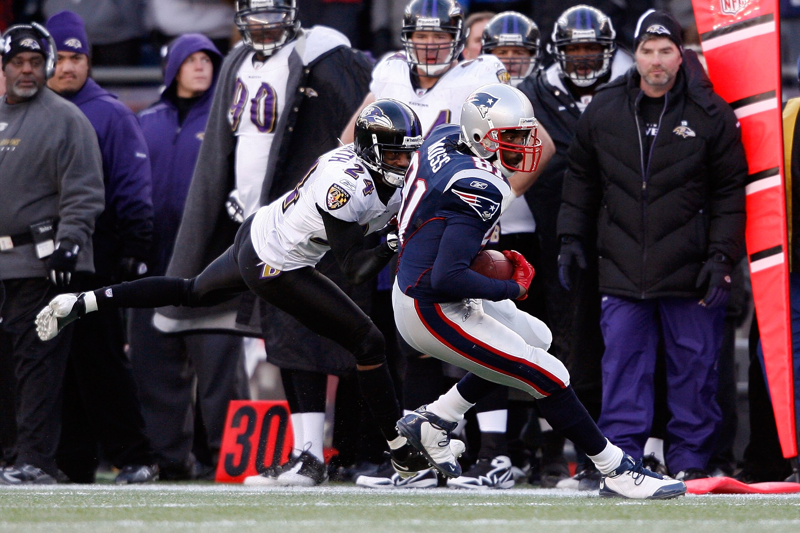 FOXBORO, MA - JANUARY 10:  Randy Moss #81 of the New England Patriots makes a reception against Dominique Foxworth #24 of the Baltimore Ravens during the 2010 AFC wild-card playoff game at Gillette Stadium on January 10, 2010 in Foxboro, Massachusetts.  (