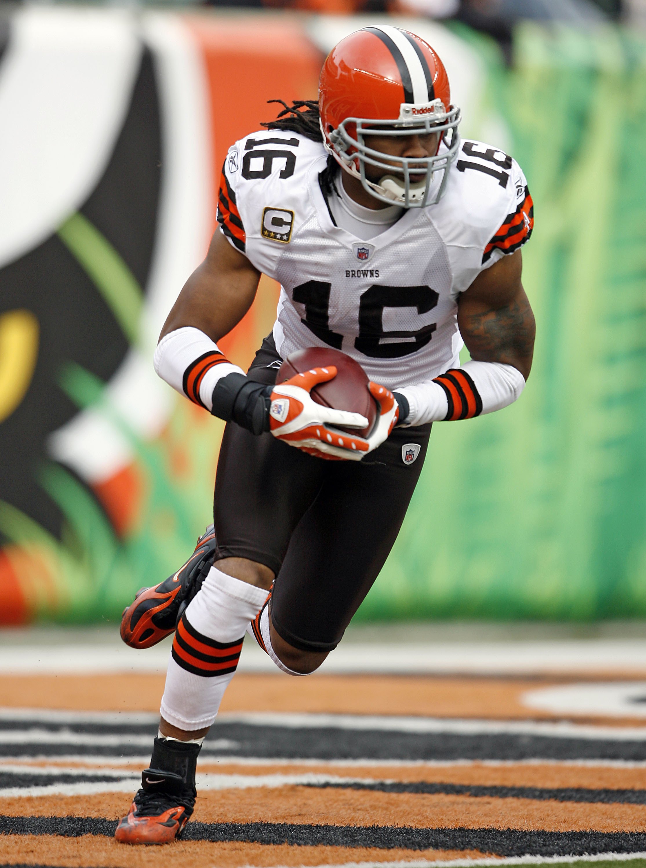 CINCINNATI - NOVEMBER 29:  Joshua Cribbs #10 of  the Cleveland Browns runs with the ball during the NFL game against the Cincinnati Bengals at Paul Brown Stadium on November 29, 2009 in Cincinnati, Ohio.  (Photo by Andy Lyons/Getty Images)