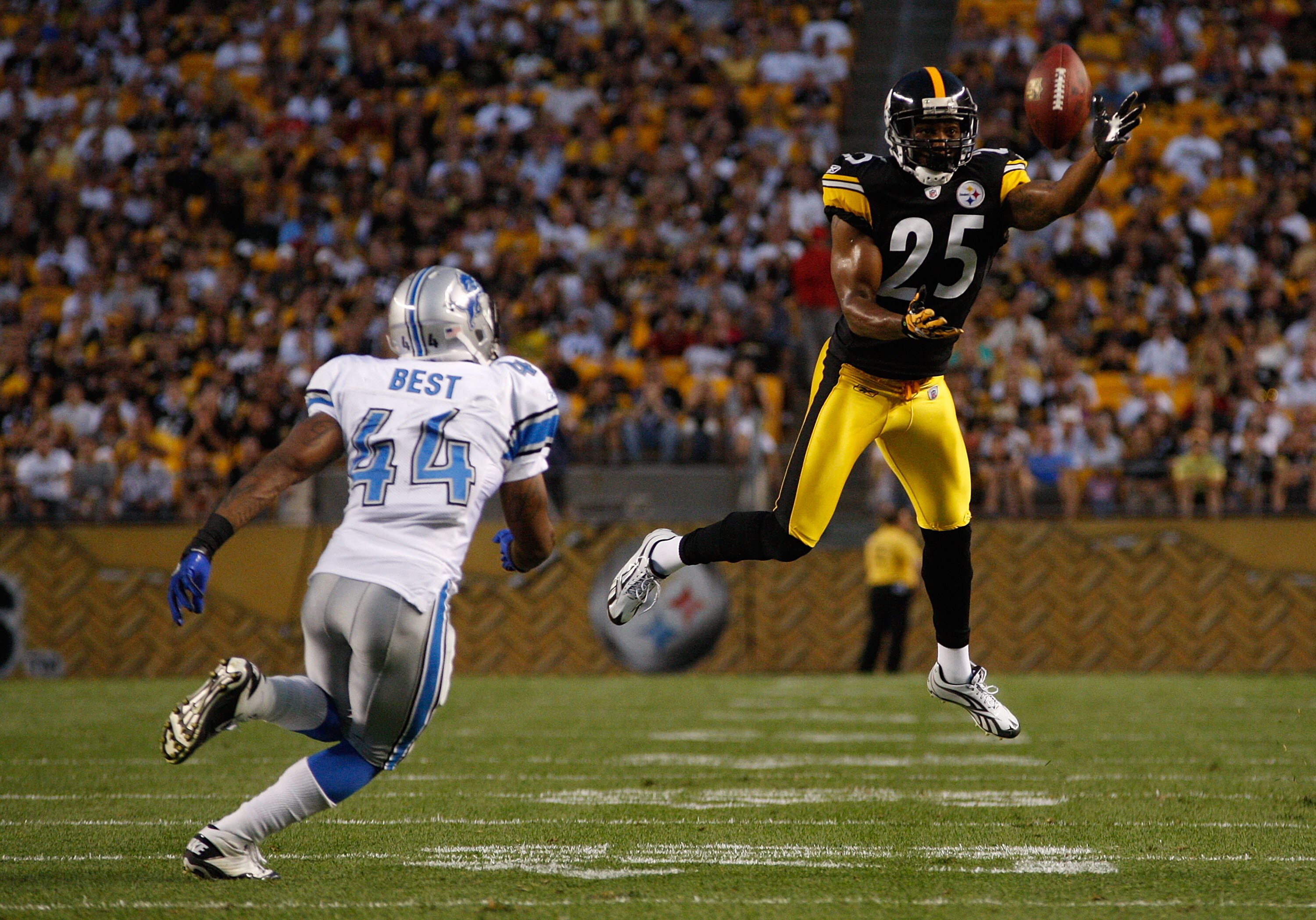 PITTSBURGH - AUGUST 14:  Ryan Clark #25 of the Pittsburgh Steelers intercepts a pass in front of Jahvid Best #44 of the Detroit Lions during the preseason game on August 14, 2010 at Heinz Field in Pittsburgh, Pennsylvania.  (Photo by Jared Wickerham/Getty