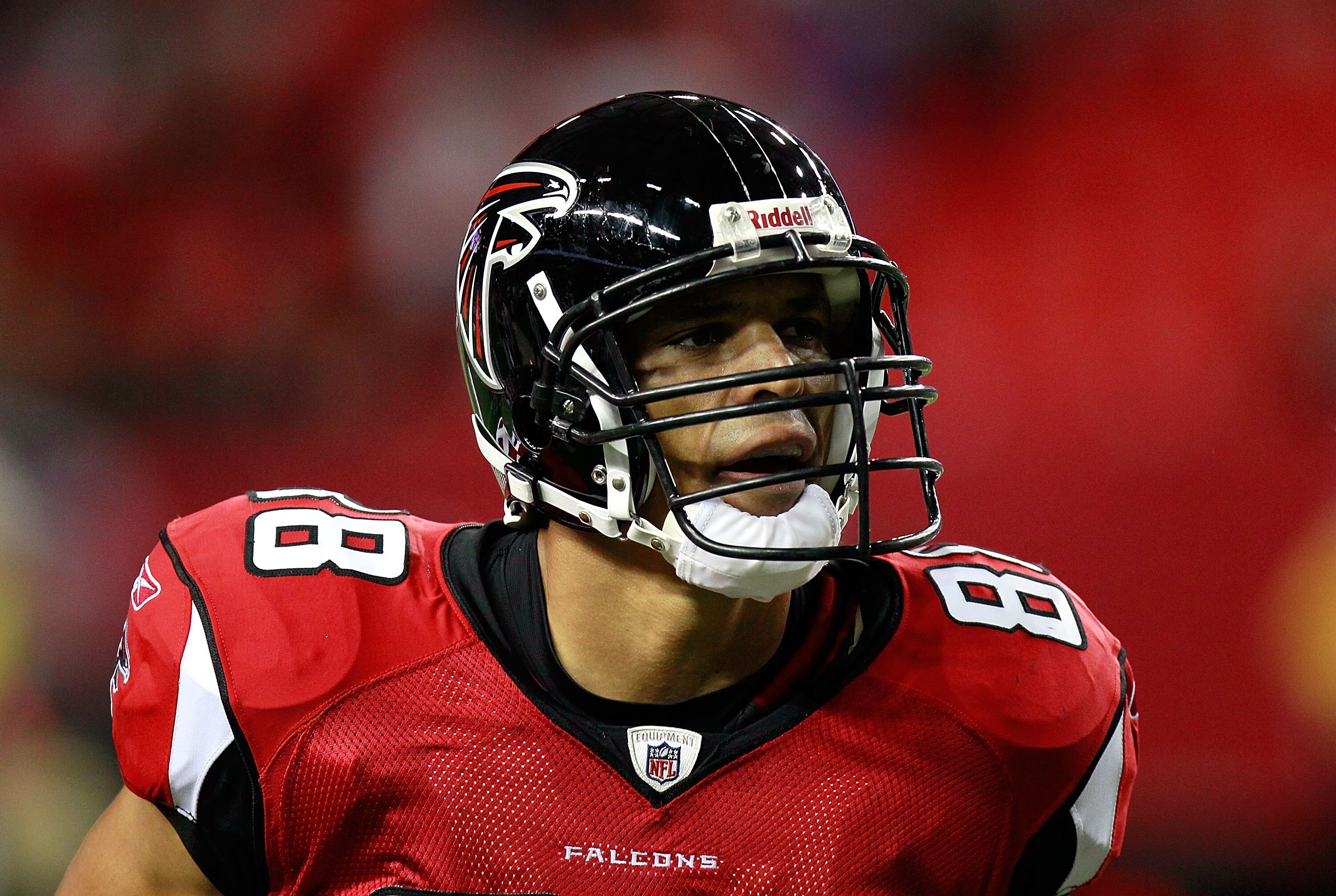 ATLANTA - AUGUST 13:  Tony Gonzalez #88 of the Atlanta Falcons prepares to face the Kansas City Chiefs at Georgia Dome on August 13, 2010 in Atlanta, Georgia.  (Photo by Kevin C. Cox/Getty Images)