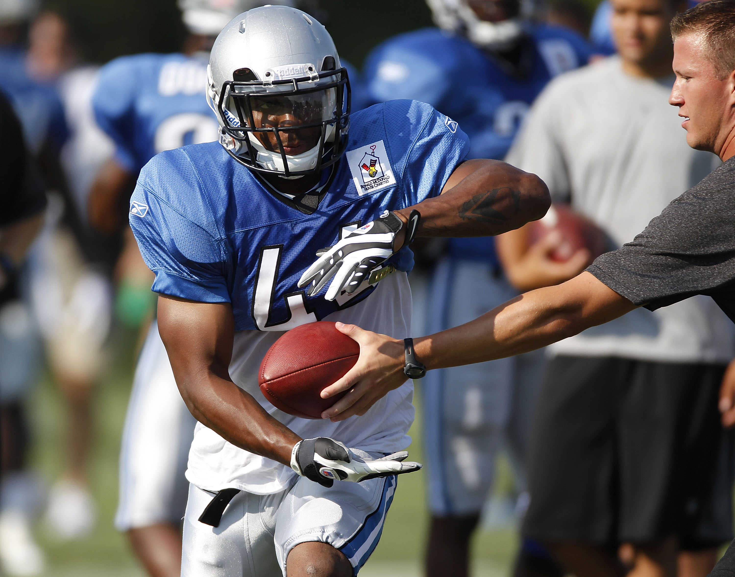 ALLEN PARK, MI - AUGUST 05:  Jahvid Best #44 of the Detroit Lions takes a hand off during training camp at the Detroit Lions Headquarters and Training Facility on August 5, 2010 in Allen Park, Michigan.  (Photo by Gregory Shamus/Getty Images)
