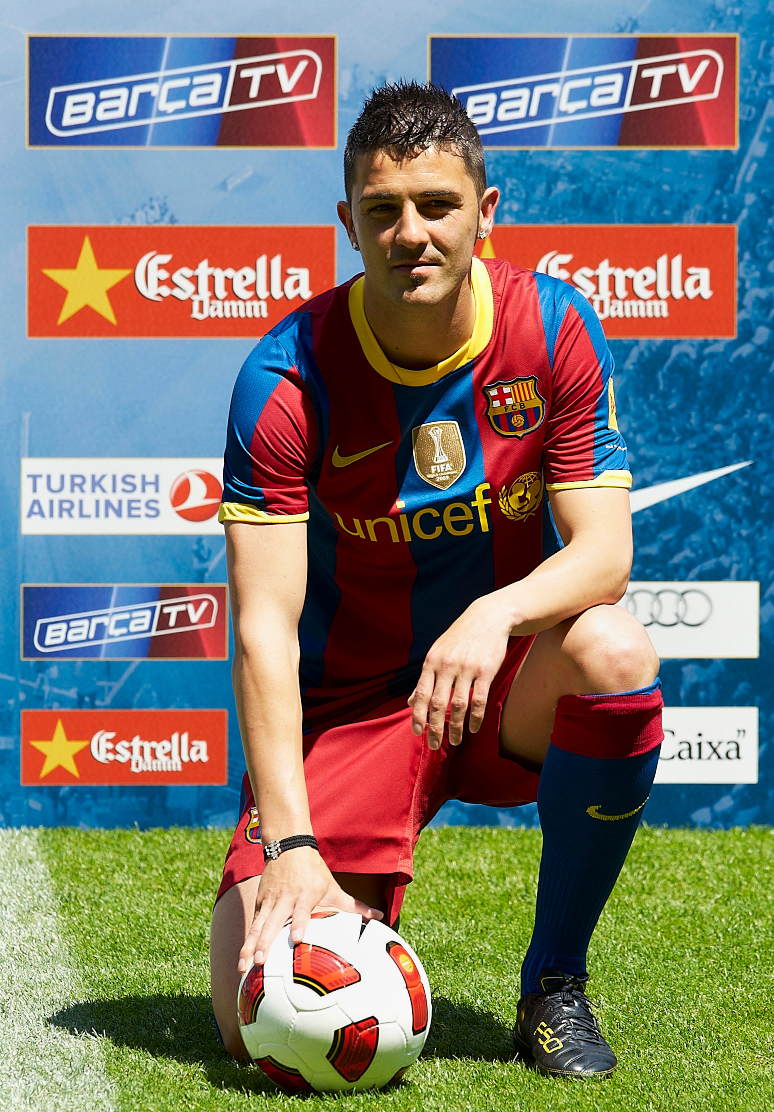 BARCELONA, SPAIN - MAY 21:  Barcelona's new signing David Villa smiles as he poses for the cameras during his presentation at the Camp Nou stadium on May 21, 2010 in Barcelona, Spain.  (Photo by Siu Pong Wu Lau/Getty Images)