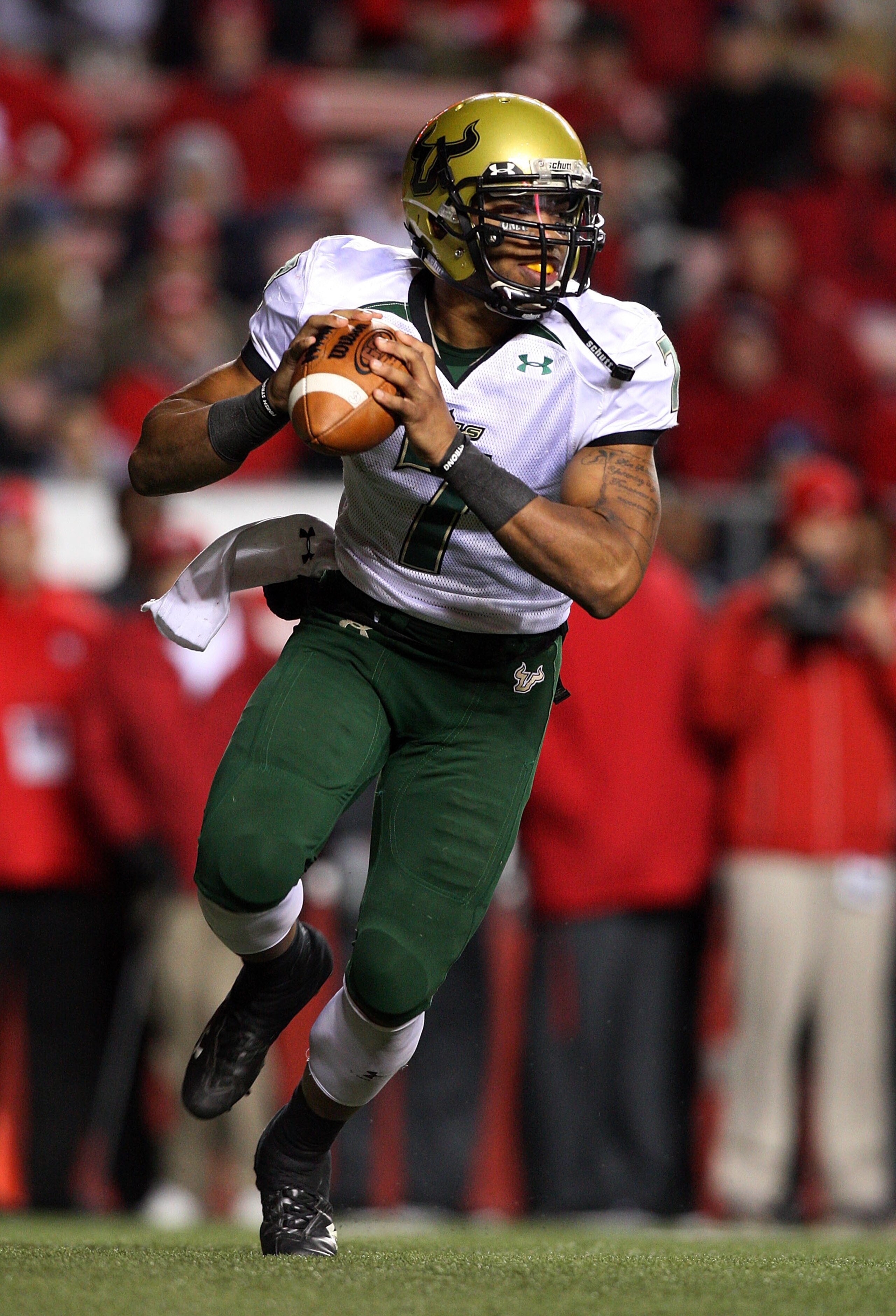 PISCATAWAY, NJ - NOVEMBER 12:  B.J. Daniels #7 of the South Florida Bulls looks to throw a pass against the Rutgers Scarlet Knights at Rutgers Stadium on November 12, 2009 in Piscataway, New Jersey.  (Photo by Jim McIsaac/Getty Images)