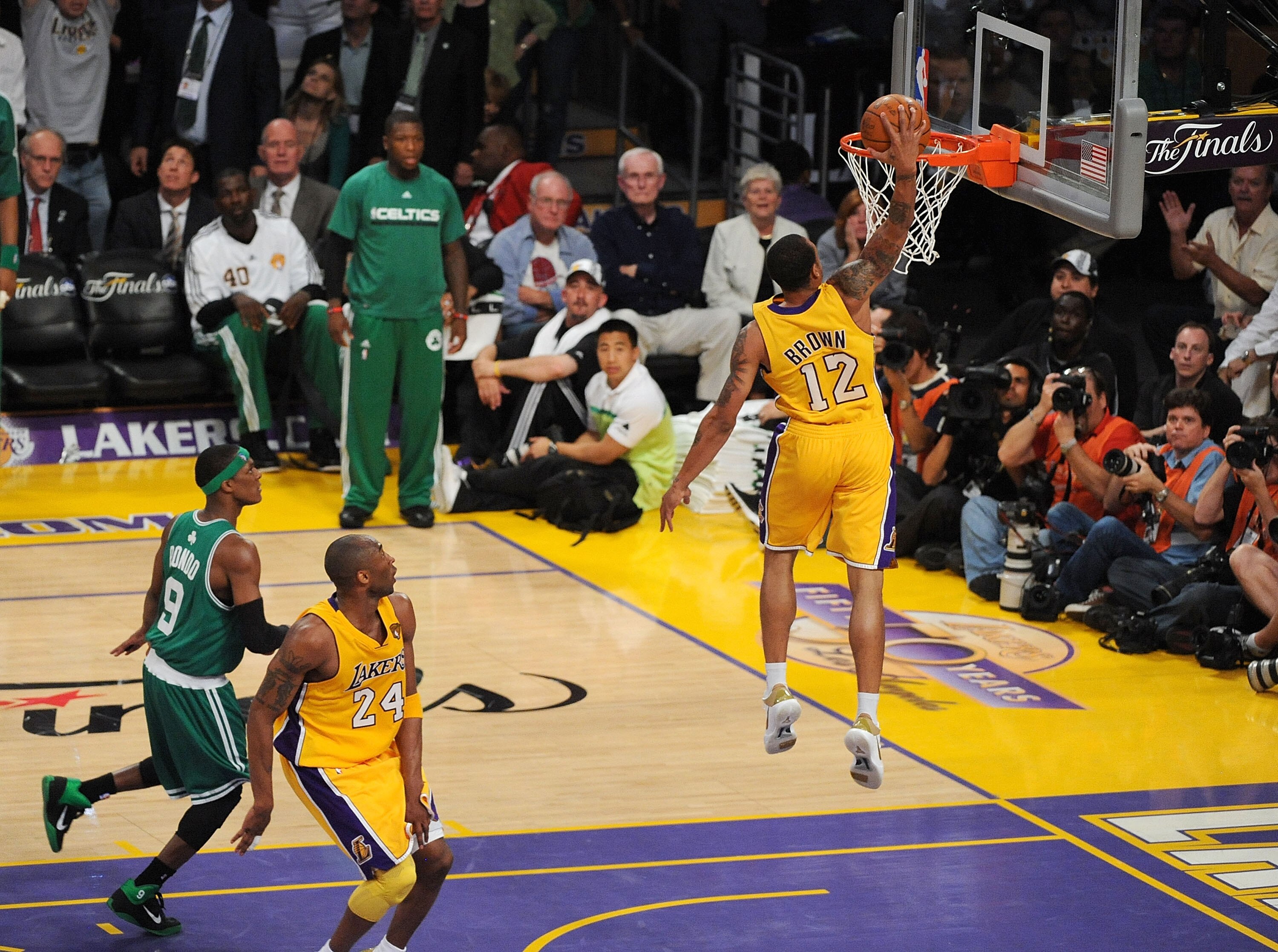 LOS ANGELES, CA - JUNE 15:  Shannon Brown #12 of the Los Angeles Lakers dunks the ball in the third quarter against the Boston Celtics in Game Six of the 2010 NBA Finals at Staples Center on June 15, 2010 in Los Angeles, California.  NOTE TO USER: User ex
