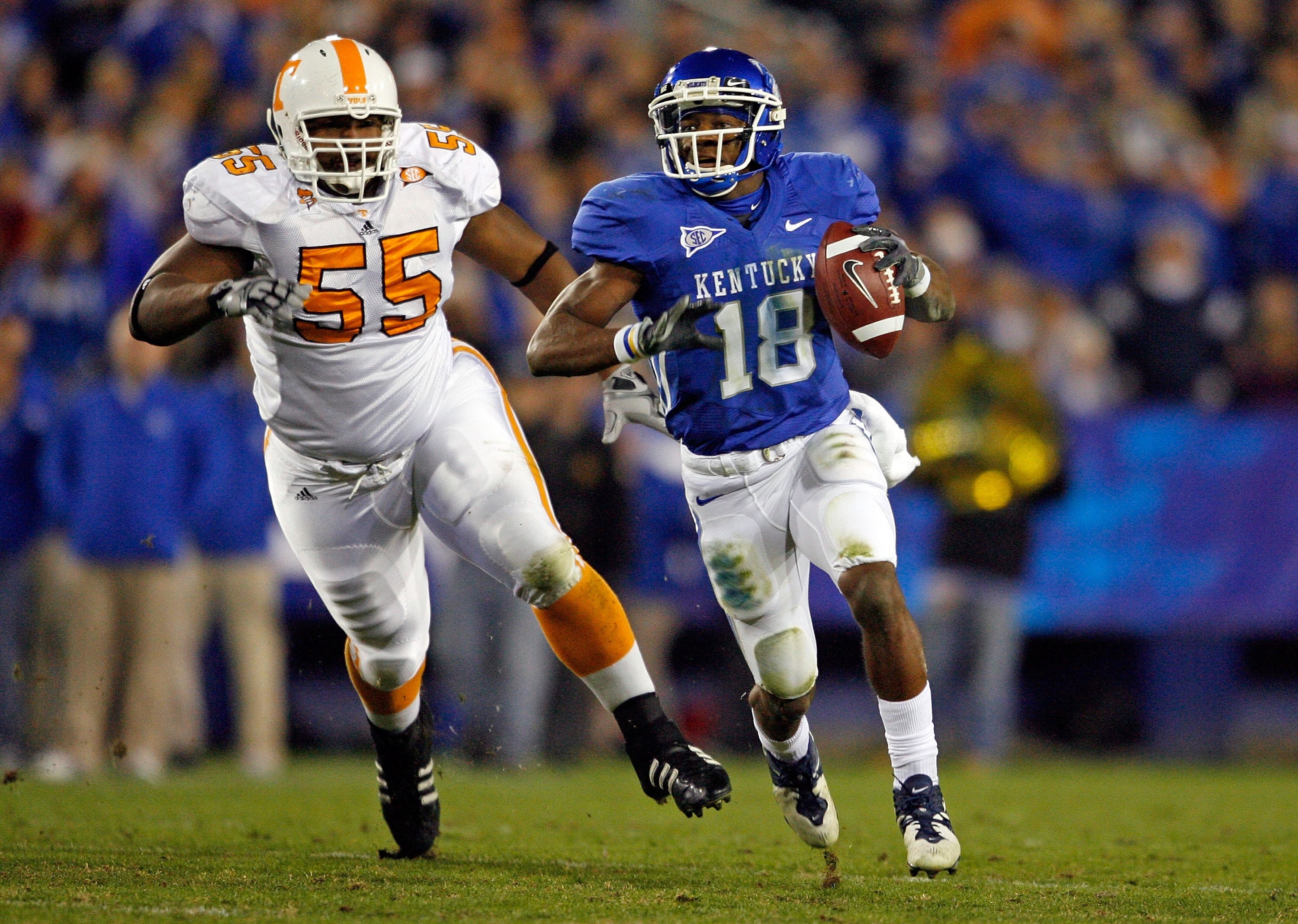LEXINGTON, KY - NOVEMBER 28:  Randall Cobb #18 of the Kentucky Wildcats runs with the ball while defended by Dan Williams #55 of the Tennessee Volunteers during the SEC game at Commonwealth Stadium on November 28, 2009 in Lexington, Kentucky.  (Photo by A