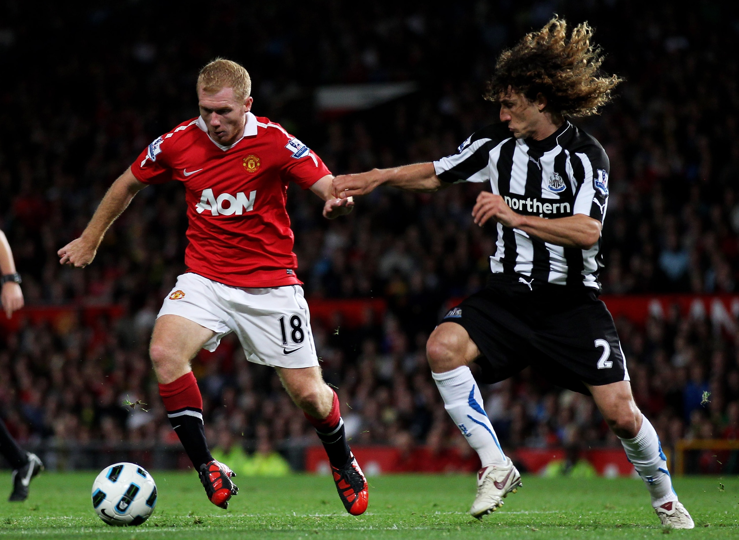 MANCHESTER, ENGLAND - AUGUST 16:  Paul Scholes of Manchester United competes with Fabricio Coloccini of Newcastle United during the Barclays Premier League match between Manchester United and Newcastle United at Old Trafford on August 16, 2010 in Manchest