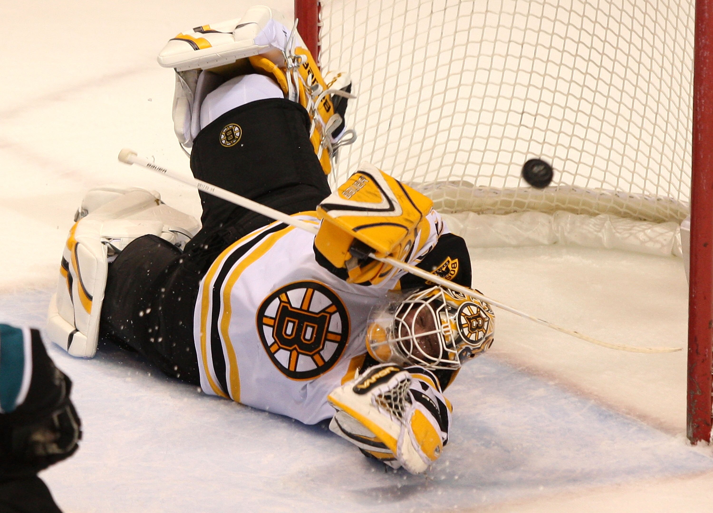 SAN JOSE, CA - JANUARY 14:  Tim Thomas #30 of the Boston Bruins makes a save against the San Jose Sharks during an NHL game at the HP Pavilion on January 14, 2010 in San Jose, California.  (Photo by Jed Jacobsohn/Getty Images)