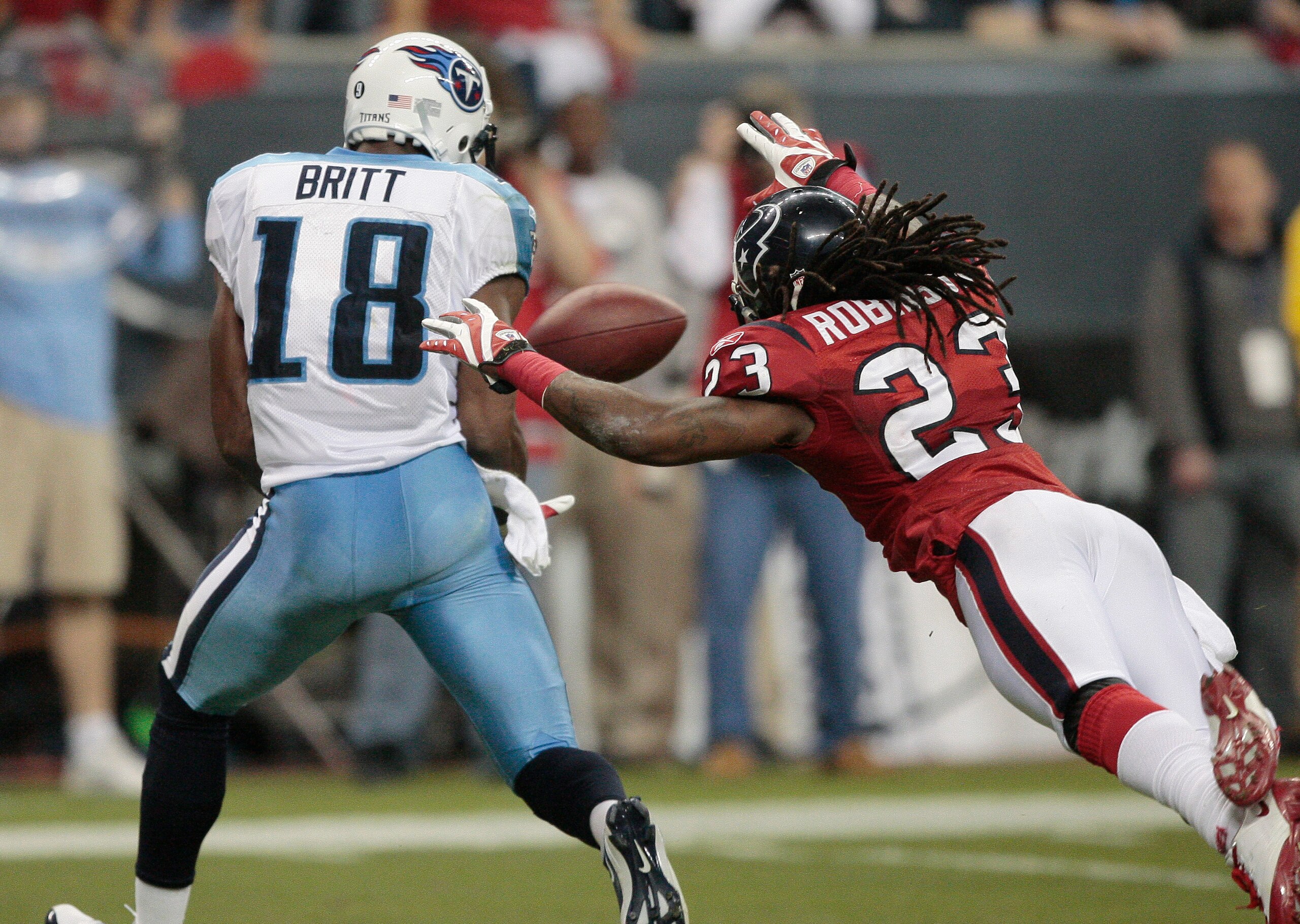 HOUSTON - NOVEMBER 23:  Wide receiver Kenny Britt #18 scores on a pass as cornerback Dunta Robinson #23 of the Houston Texans was late on the coverage in the second quarter at Reliant Stadium on November 23, 2009 in Houston, Texas.  (Photo by Bob Levey/Ge