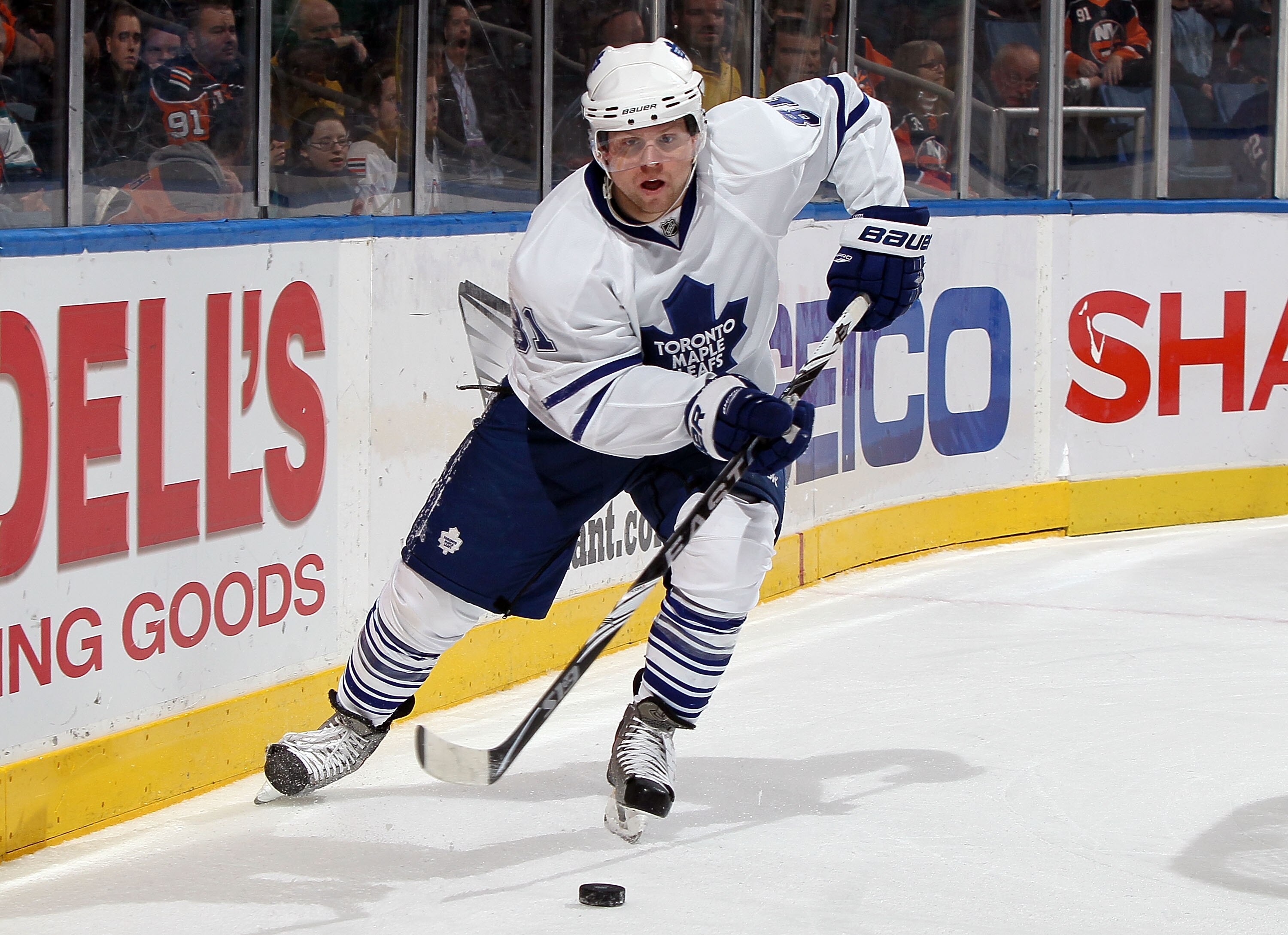 UNIONDALE, NY - MARCH 14: Phil Kessel #81 of the Toronto Maple Leafs skates against the New York Islanders on March 14, 2010 at Nassau Coliseum in Uniondale, New York. (Photo by Jim McIsaac/Getty Images)