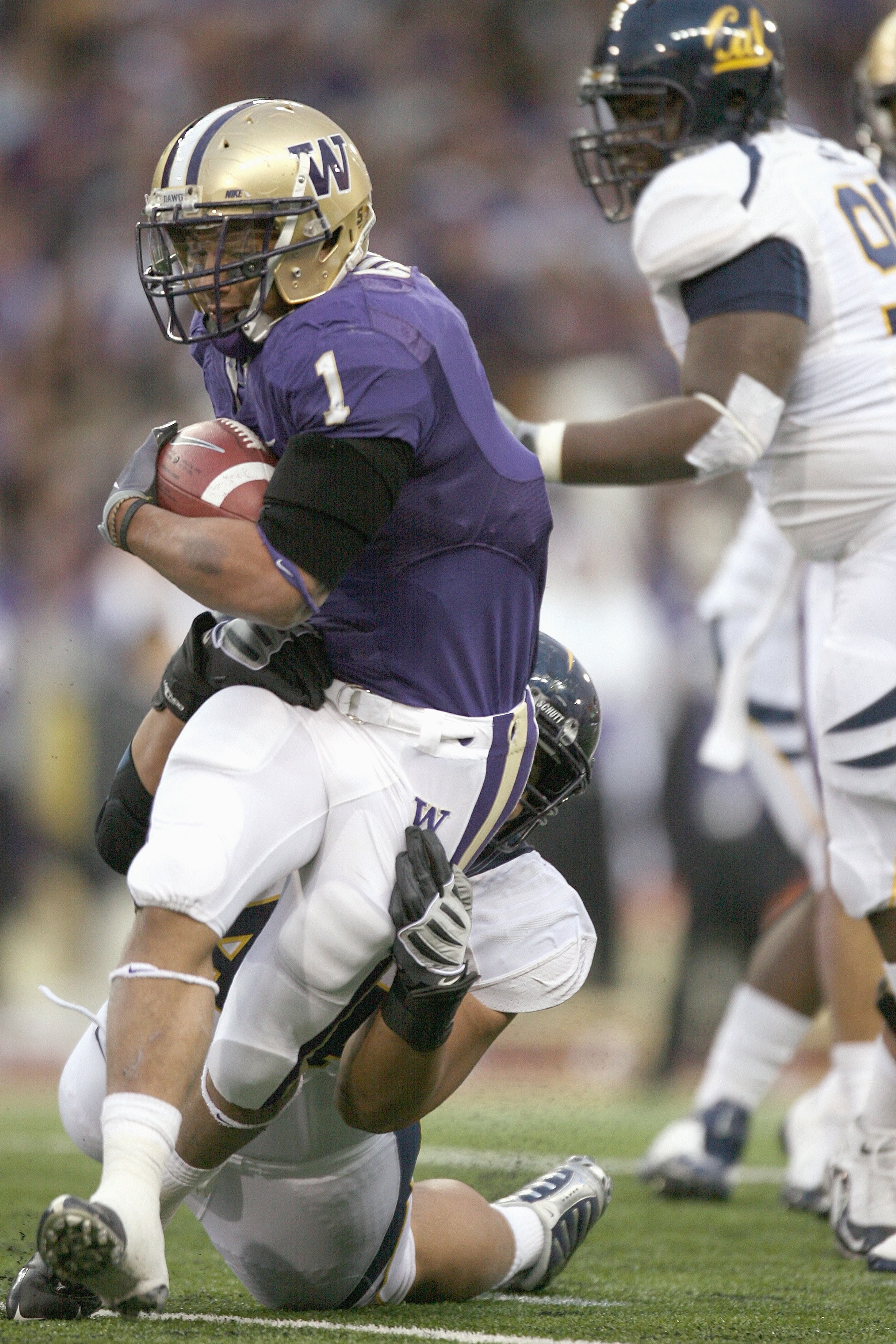 SEATTLE - DECEMBER 05:  Chris Polk #1 of the Washington Huskies carries the ball during game against the California Bears on December 5, 2009 at Husky Stadium in Seattle, Washington. The Huskies defeated the Bears 42-10. (Photo by Otto Greule Jr/Getty Ima