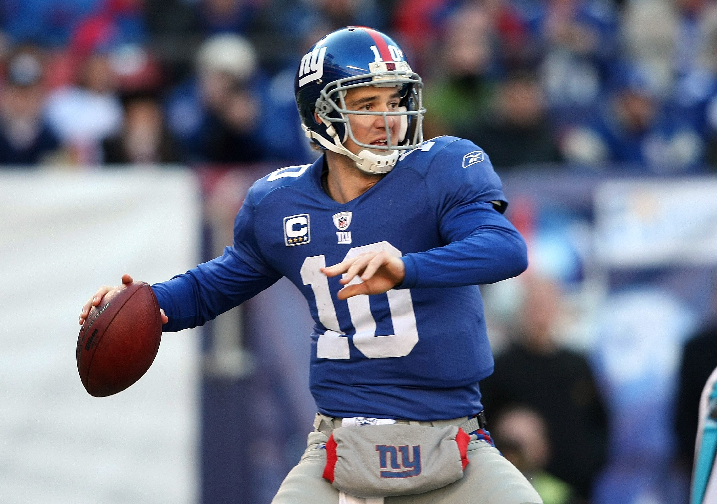 EAST RUTHERFORD, NJ - DECEMBER 27:  Eli Manning #10 of the New York Giants passes against the Carolina Panthers at Giants Stadium on December 27, 2009 in East Rutherford, New Jersey.  (Photo by Nick Laham/Getty Images)