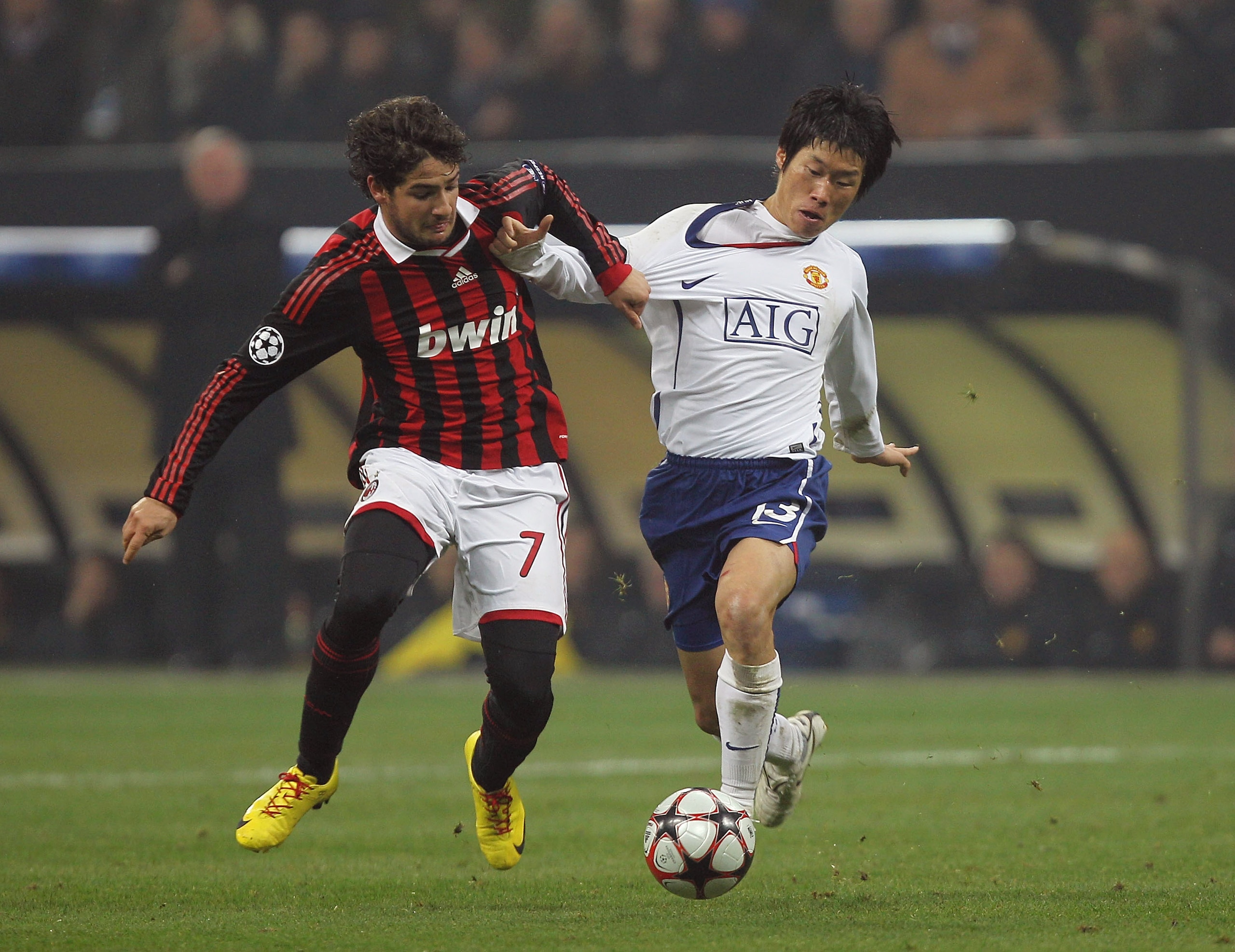 MILAN, ITALY - FEBRUARY 16:  Ji-Sung Park (R) of Manchester United contests with Pato of AC Milan during the UEFA Champions League round of 16 first leg match between AC Milan and Manchester United at Stadio Giuseppe Meazza on February 16, 2010 in Milan, 