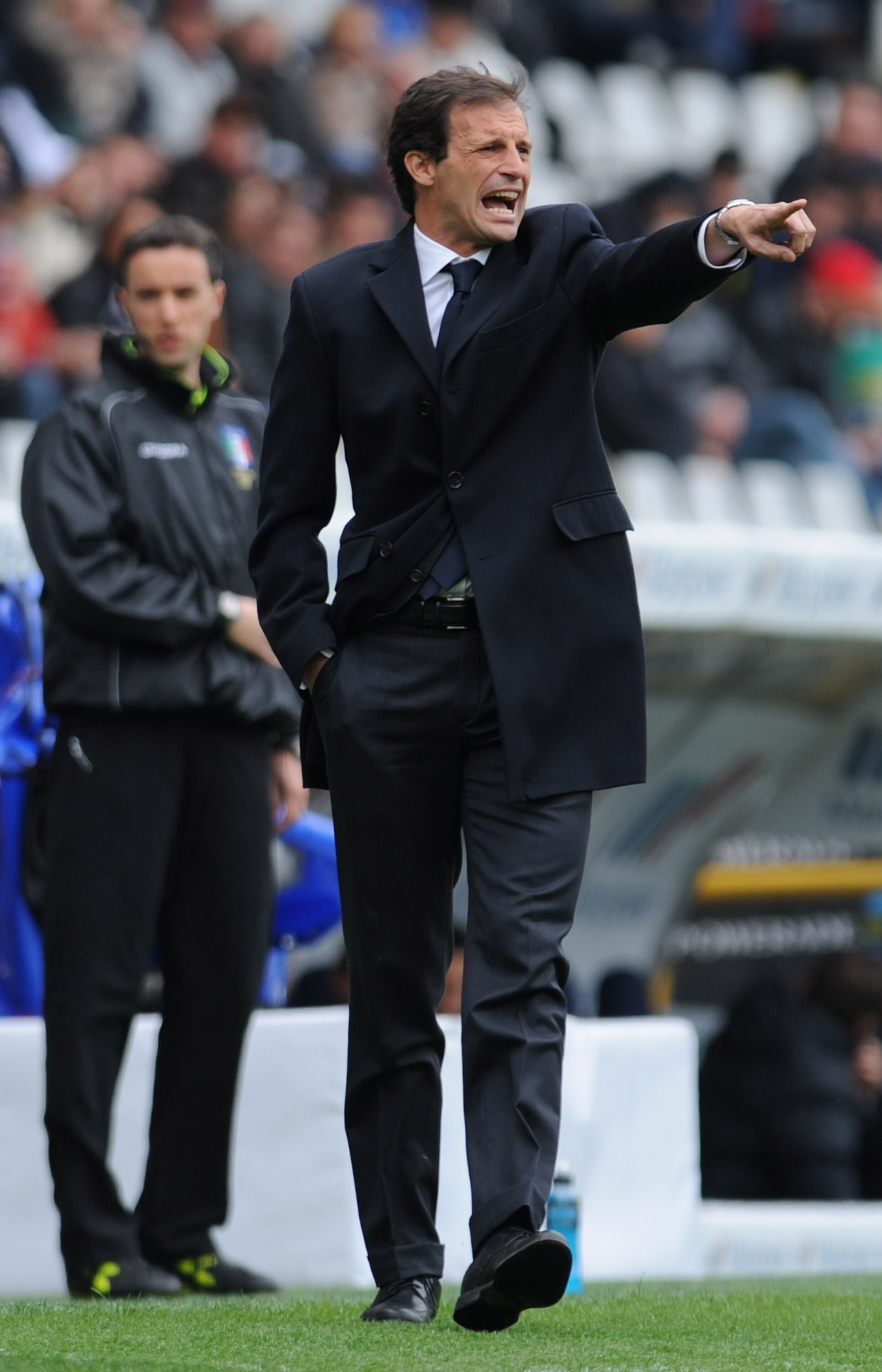 TURIN, ITALY - APRIL 11:  Cagliari Calcio head coach Massimiliano Allegri issues instructions during the Serie A match between Juventus FC and Cagliari Calcio at Stadio Olimpico on April 11, 2010 in Turin, Italy.  (Photo by Valerio Pennicino/Getty Images)