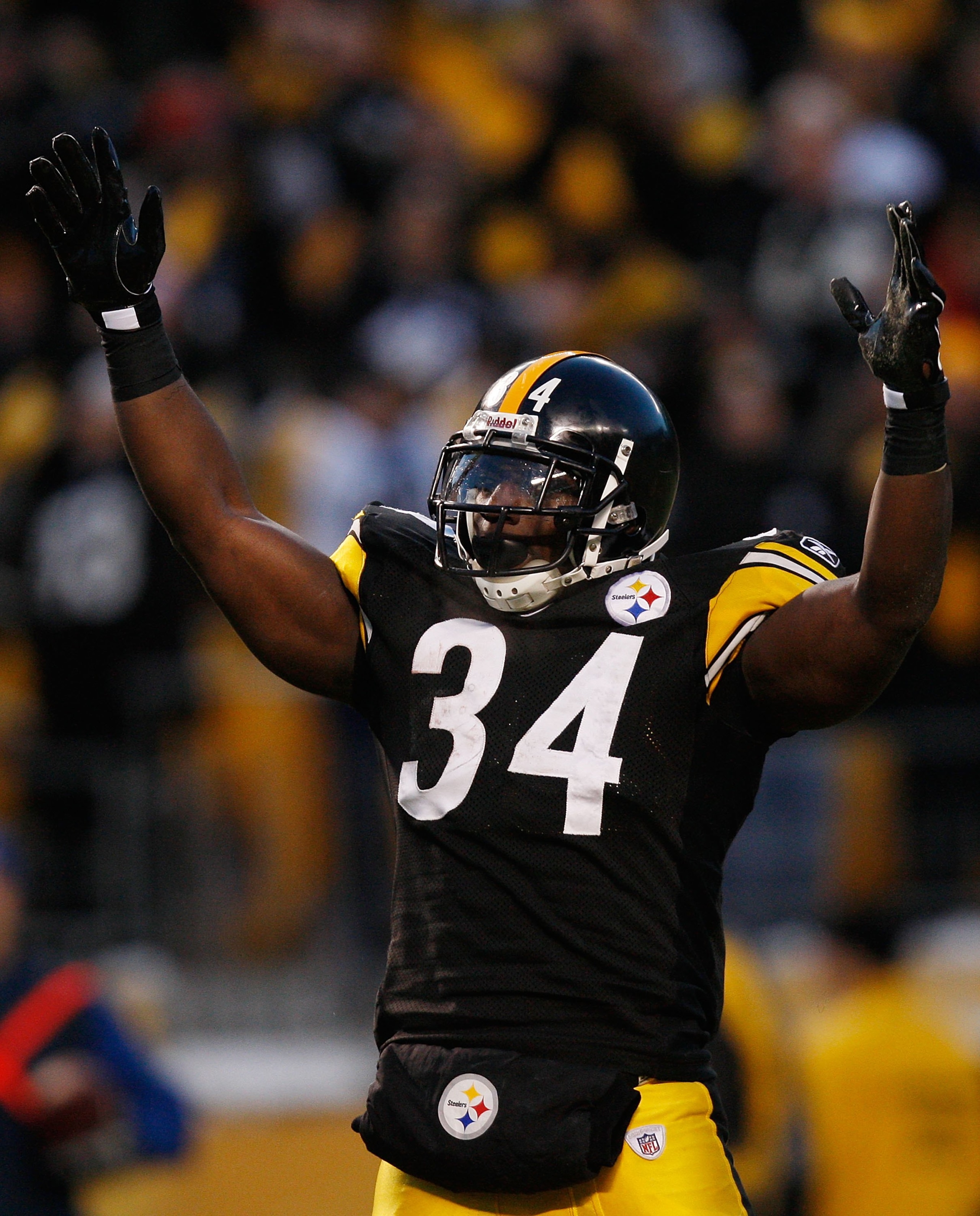 PITTSBURGH - DECEMBER 20: Rashard Mendenhall #34 of the Pittsburgh Steelers celebrates after scoring a touchdown against the Green Bay Packers during the game on December 20, 2009 at Heinz Field in Pittsburgh, Pennsylvania. (Photo by Jared Wickerham/Getty