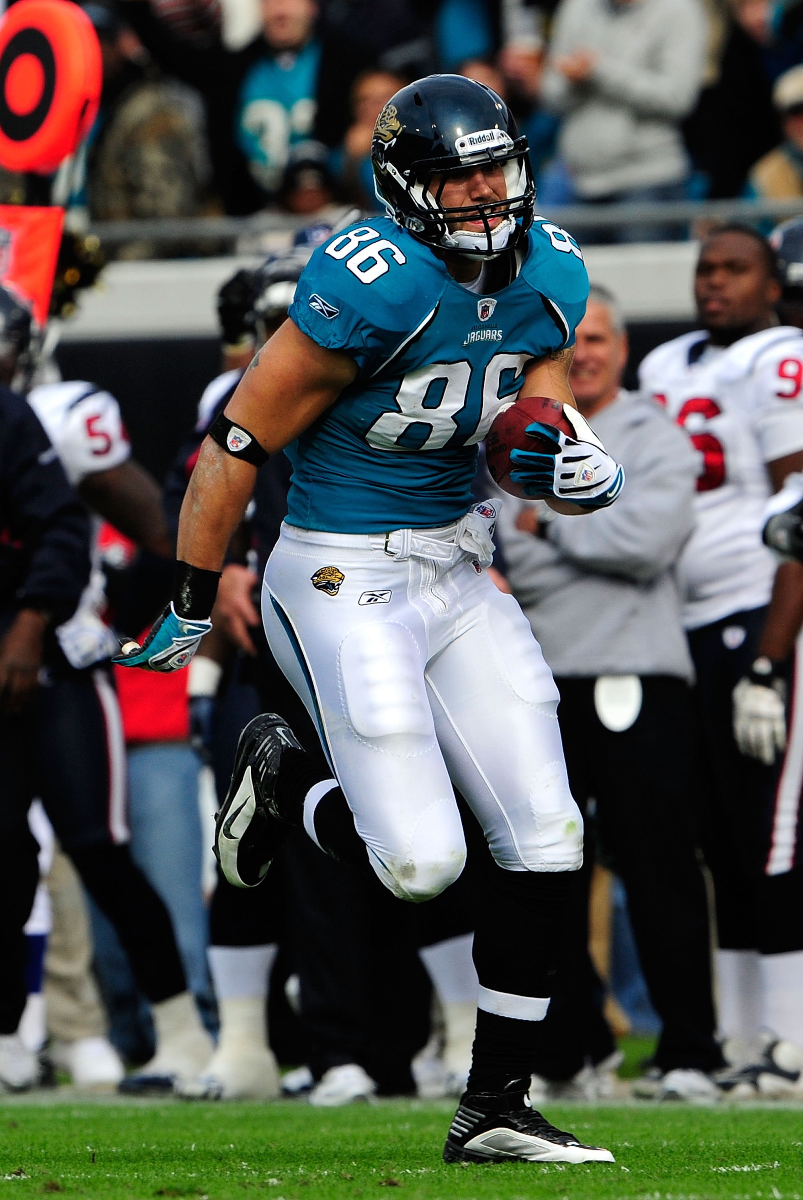 JACKSONVILLE, FL - DECEMBER 06:  Zach Miller #86 of the Jacksonville Jaguars runs during the game against the Houston Texans at Jacksonville Municipal Stadium on December 6, 2009 in Jacksonville, Florida.  (Photo by Sam Greenwood/Getty Images)