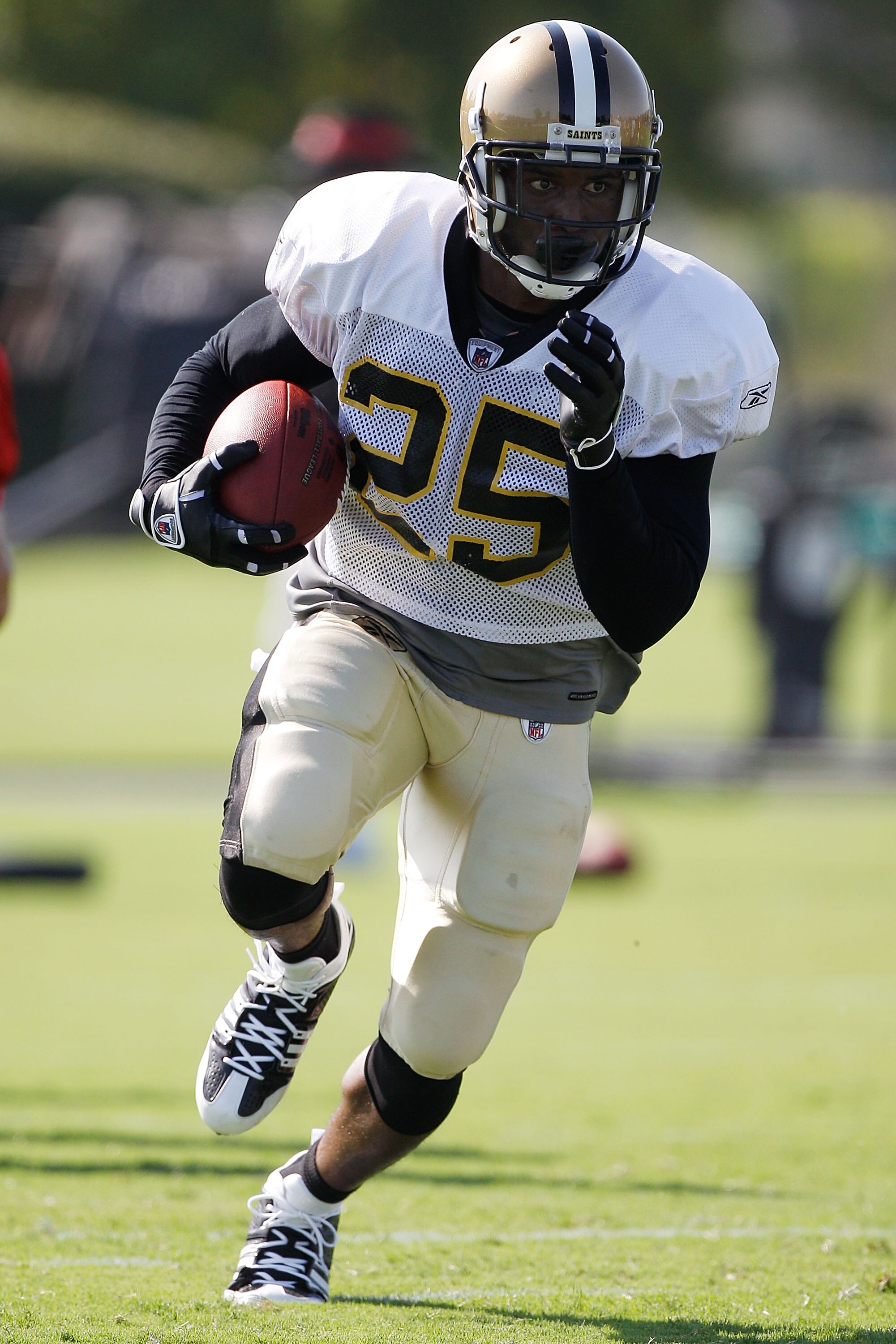 METAIRIE, LA - JULY 30:  Reggie Bush #25 of the New Orleans Saints during training camp on July 30, 2010 in Metairie, Louisiana.  (Photo by Chris Graythen/Getty Images)