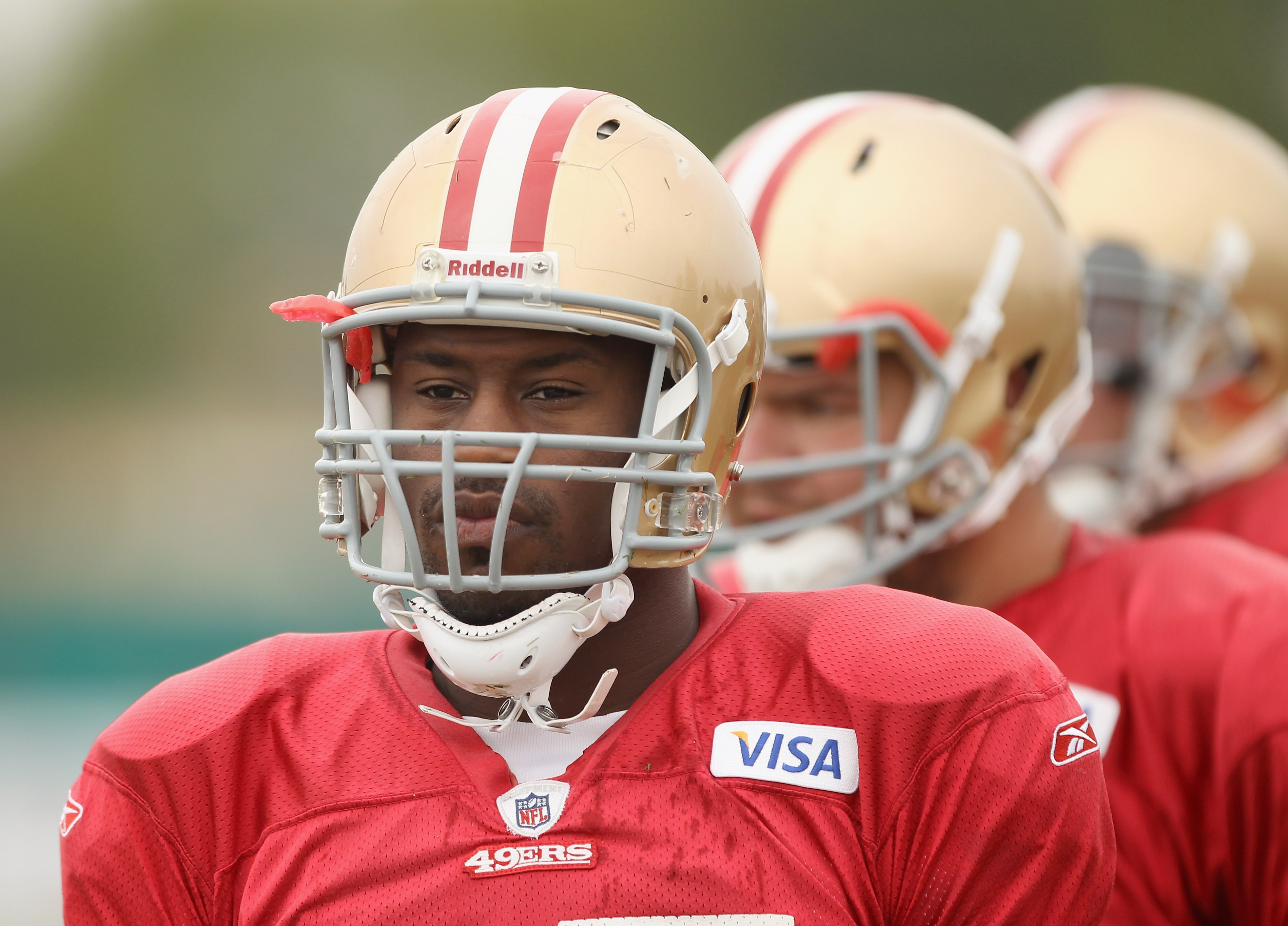 SANTA CLARA, CA - AUGUST 02:  Vernon Davis #85 works out during the San Francisco 49ers training camp at their training complex on August 2, 2010 in Santa Clara, California.  (Photo by Ezra Shaw/Getty Images)