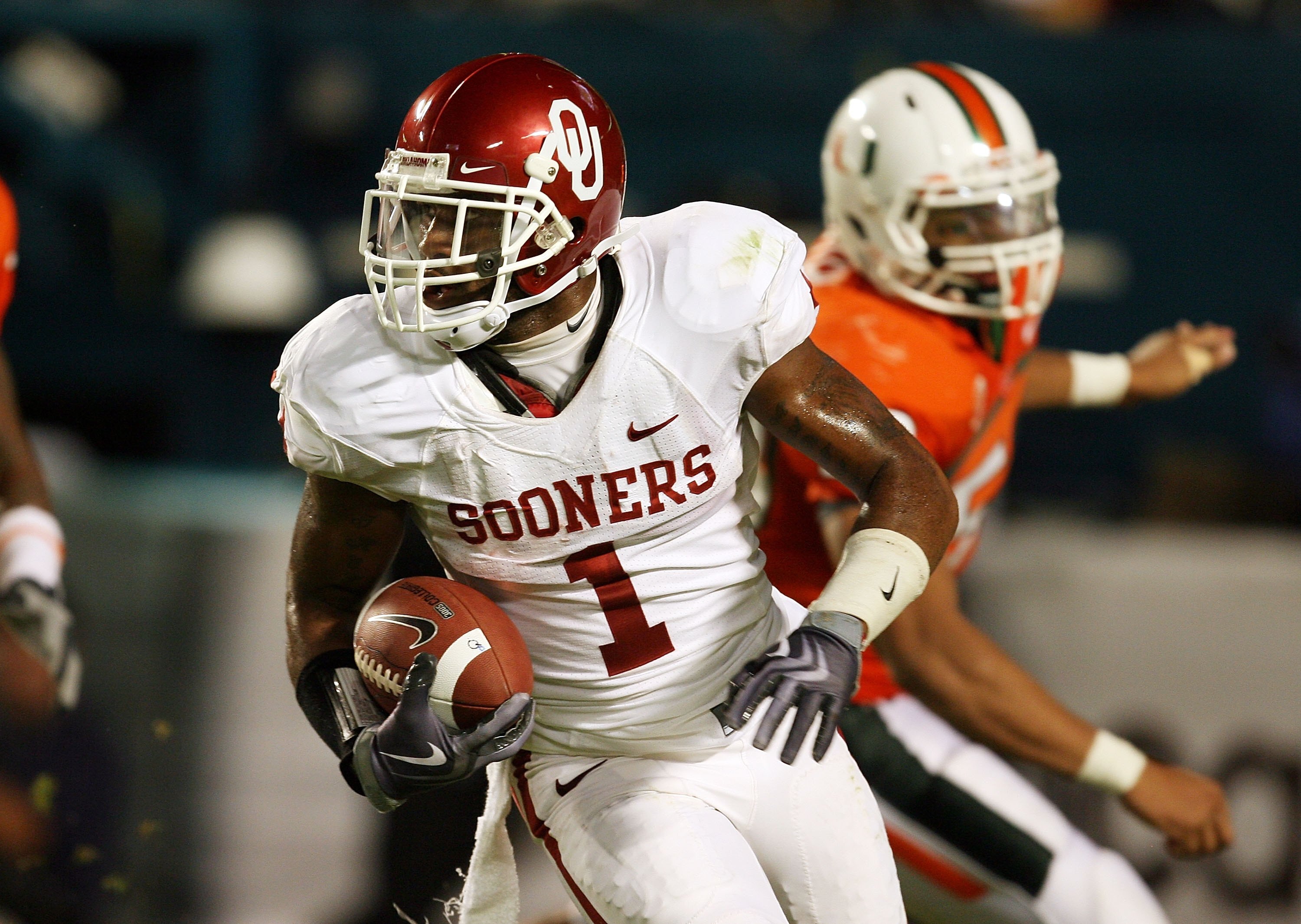 MIAMI GARDENS, FL - OCTOBER 03:  Defensive back Dominique Franks #1 of the Oklahoma Sooners avoids a tackle attempt by linebacker Jordan Futch #58 of the Miami Hurricanes enroute to a 49-yard punt return in the fourth quarter at Land Shark Stadium on Octo