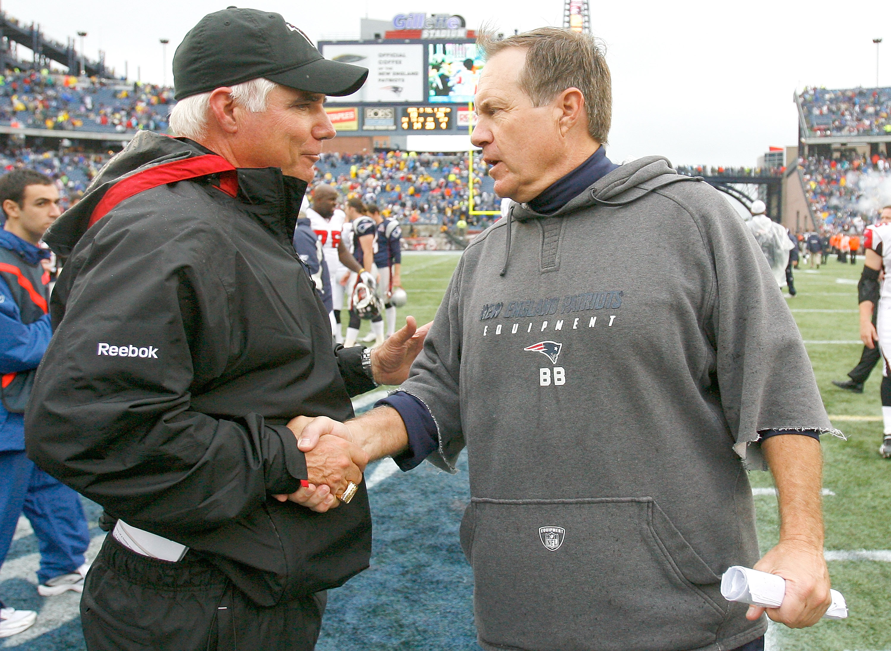 FOXBORO, MA - SEPTEMBER 27:  Coach Mike Smith of the Atlanta Falcons shakes hands with Coach Bill Belichick of the New England Patriots at Gillette Stadium on September 27, 2009 in Foxboro, Massachusetts. The Patriots won 26-10. (Photo by Jim Rogash/Getty
