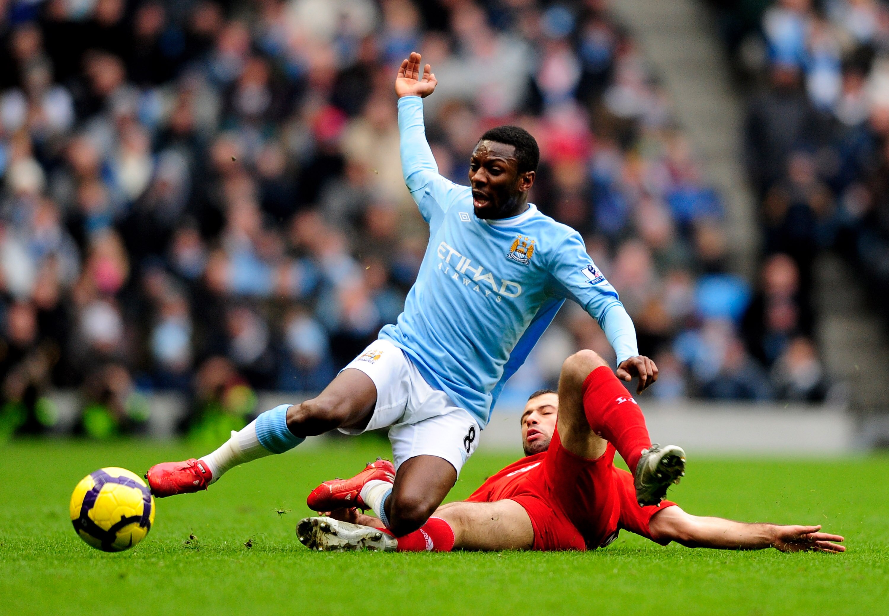 MANCHESTER, ENGLAND - FEBRUARY 21:  Shaun Wright-Phillips battles with Javier Mascherano of Liverpool during the Barclays Premier League match between Manchester City and Liverpool at City of Manchester Stadium on February 21, 2010 in Manchester, England.