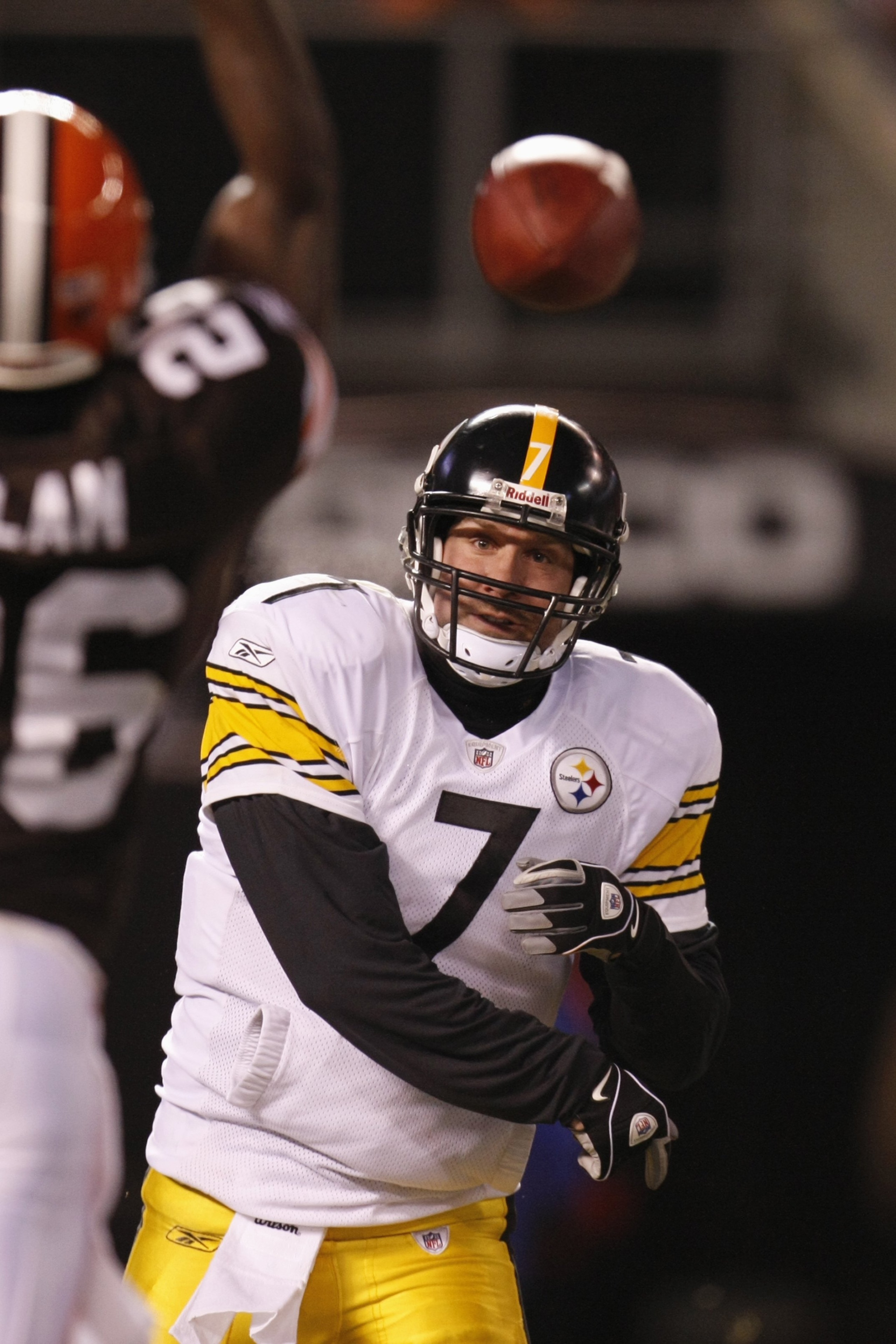 CLEVELAND - DECEMBER 10:  Ben Roethlisberger #7 of the Pittsburgh Steelers passes during the game against the Cleveland Browns on December 10, 2009 at Cleveland Browns Stadium in Cleveland, Ohio. Cleveland won the game 13-6.  (Photo by Gregory Shamus/Gett