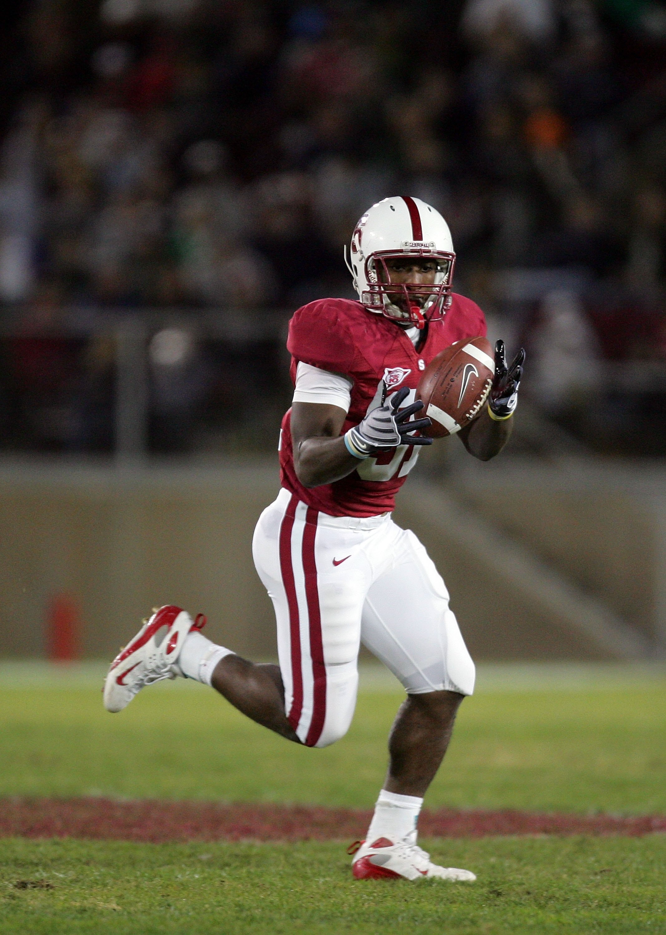 PALO ALTO, CA - NOVEMBER 28:  Stepfan Taylor #31 of the Stanford Cardinal catches the ball during their game against the Notre Dame Fighting Irish at Stanford Stadium on November 28, 2009 in Palo Alto, California.  (Photo by Ezra Shaw/Getty Images)
