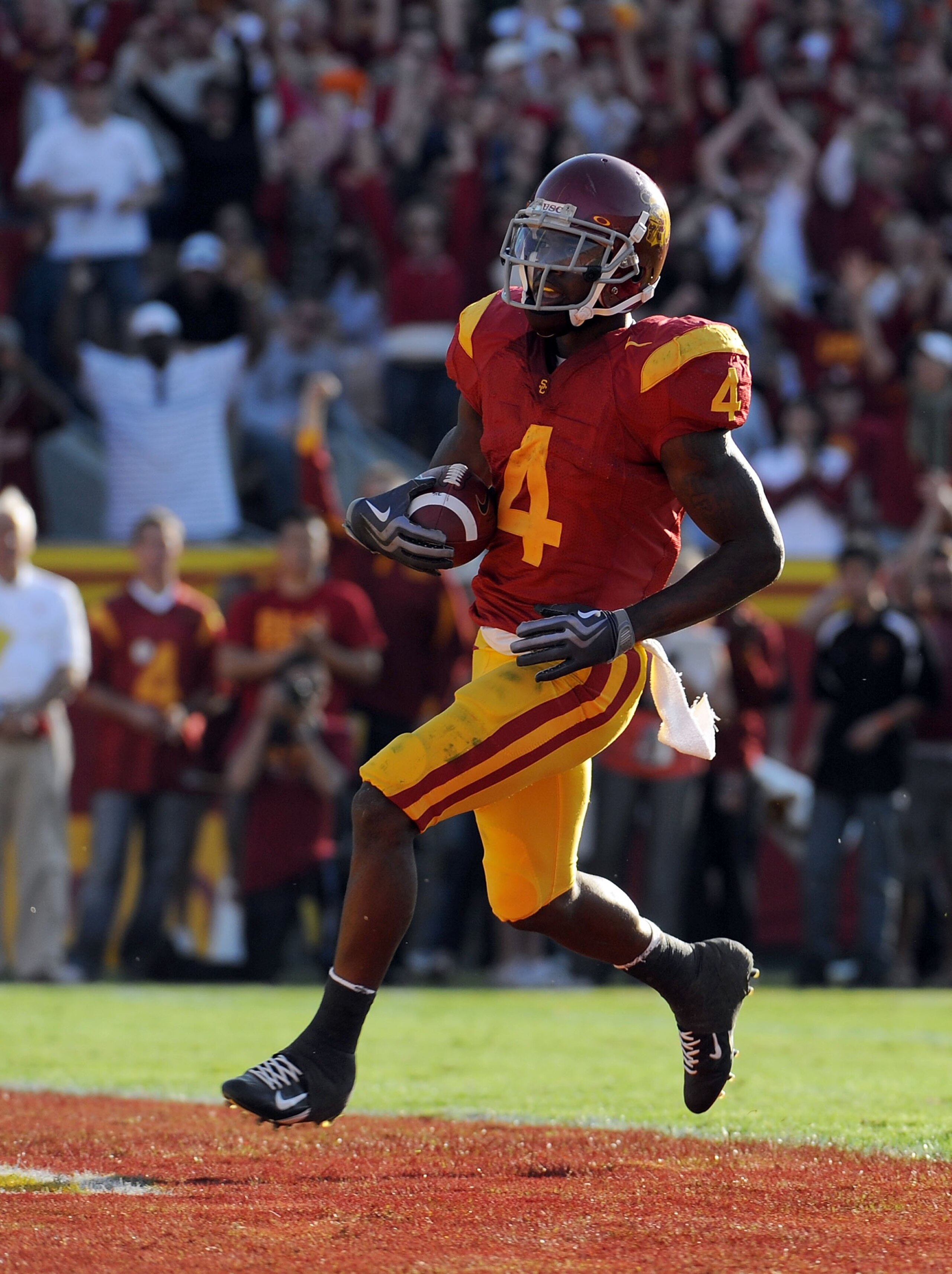 LOS ANGELES, CA - NOVEMBER 14:  Joe McKnight #4 of the USC Trojans crosses into the endzone to score a touchdown against the Stanford Cardinals during the second half at the Los Angeles Memorial Coliseum on November 14, 2009 in Los Angeles, California.  (