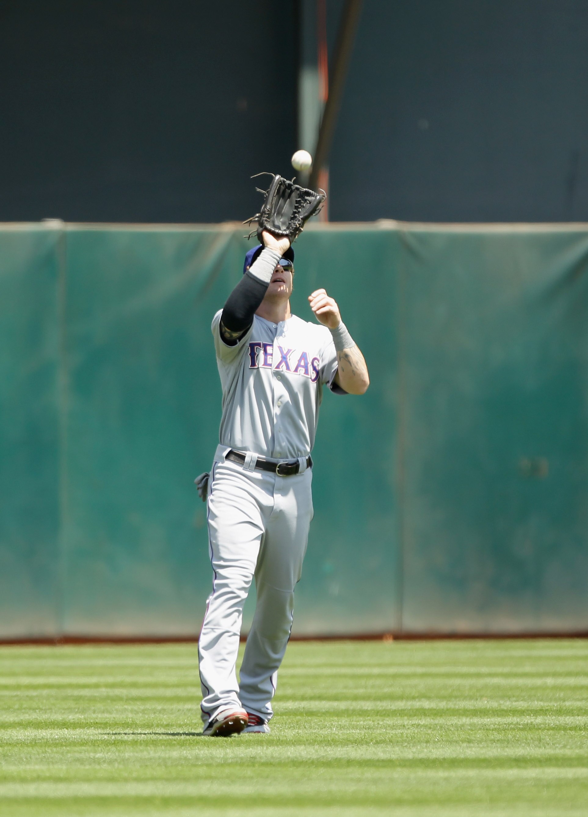OAKLAND, CA - AUGUST 07:  Josh Hamilton #32 of the Texas Rangers catches a fly ball hit by Kurt Suzuki #8 of the Oakland Athletics at the Oakland-Alameda County Coliseum on August 7, 2010 in Oakland, California.  (Photo by Ezra Shaw/Getty Images)