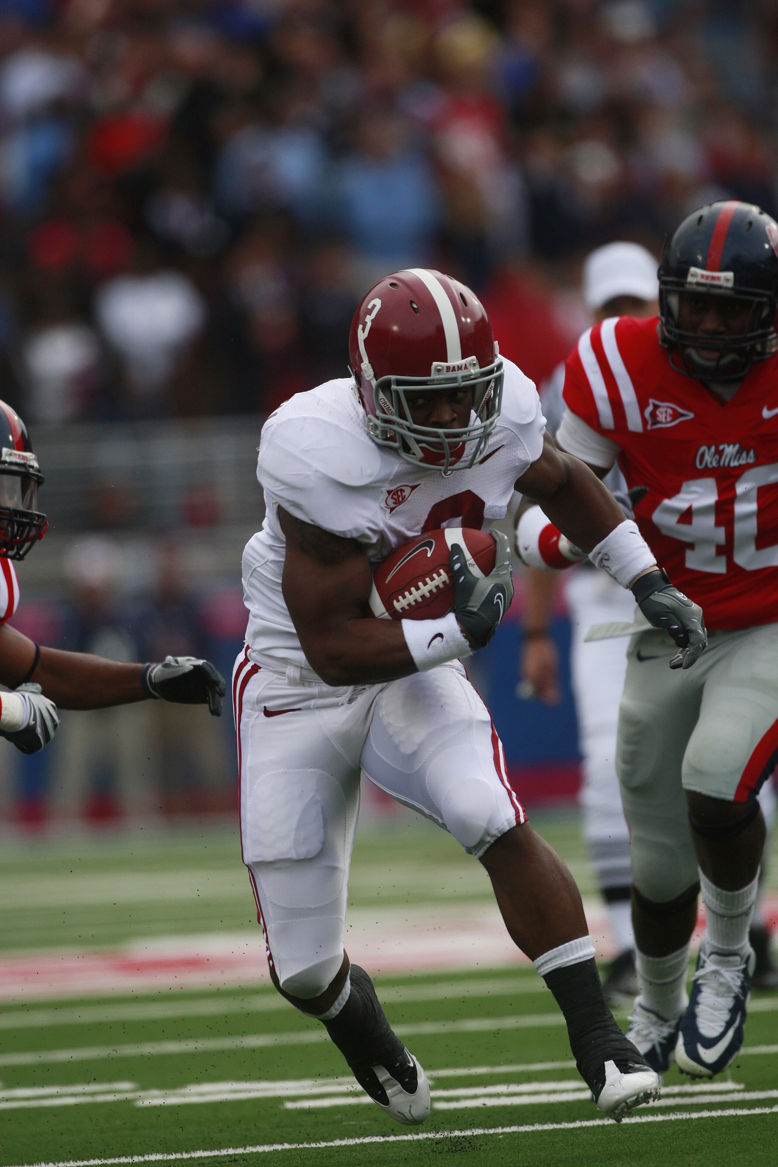 OXFORD, MS - OCTOBER 10:  Running back Trent Richardson #3 runs for yardage during their game against the Mississippi Rebels at Vaught-Hemingway Stadium on October 10, 2009 in Oxford, Mississippi. (Photo by Dave Martin/Getty Images)