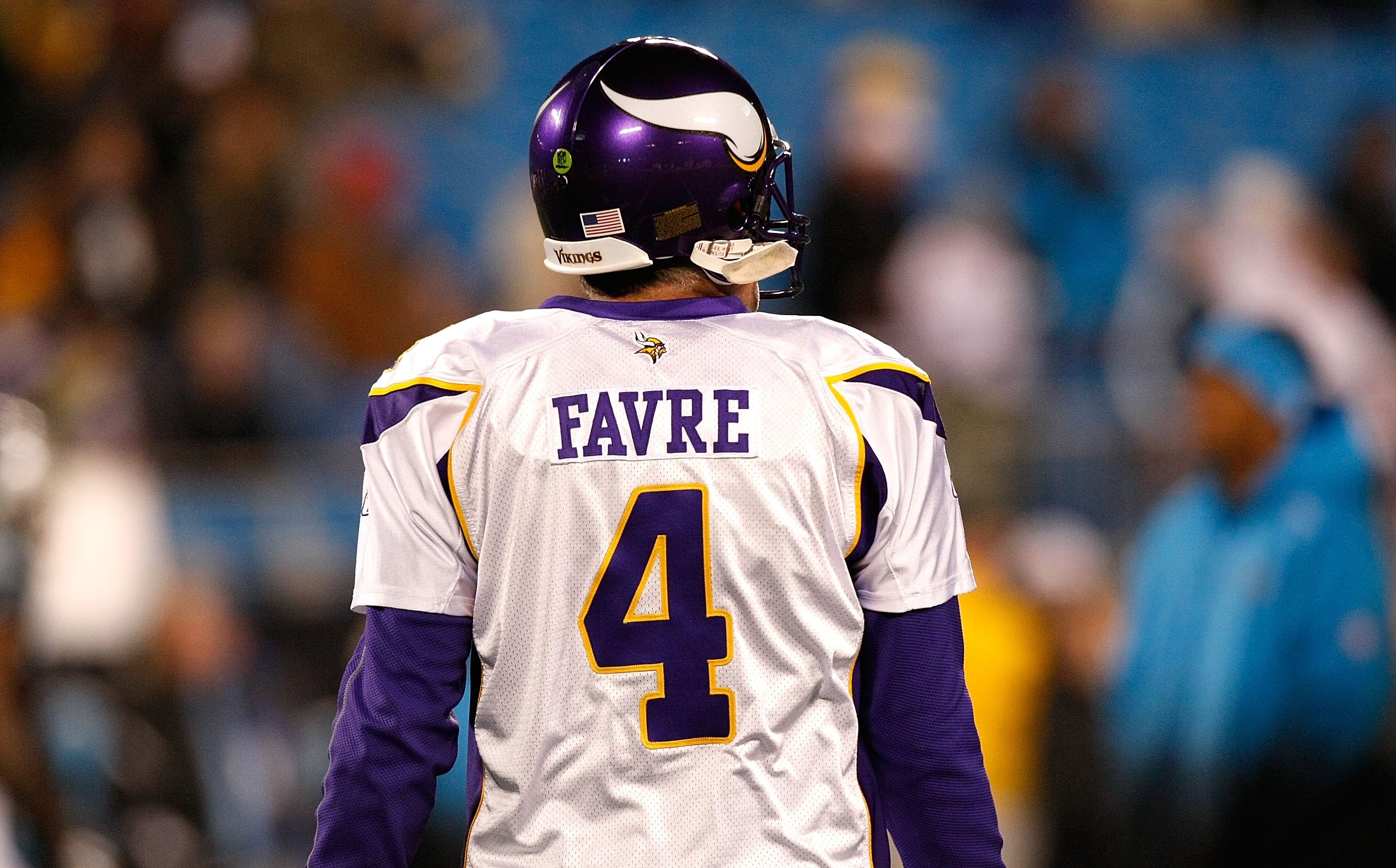 CHARLOTTE, NC - DECEMBER 20:  Quarterback Brett Favre #4 of the Minnesota Vikings against the Carolina Panthers at Bank of America Stadium on December 20, 2009 in Charlotte, North Carolina.  (Photo by Kevin C. Cox/Getty Images)