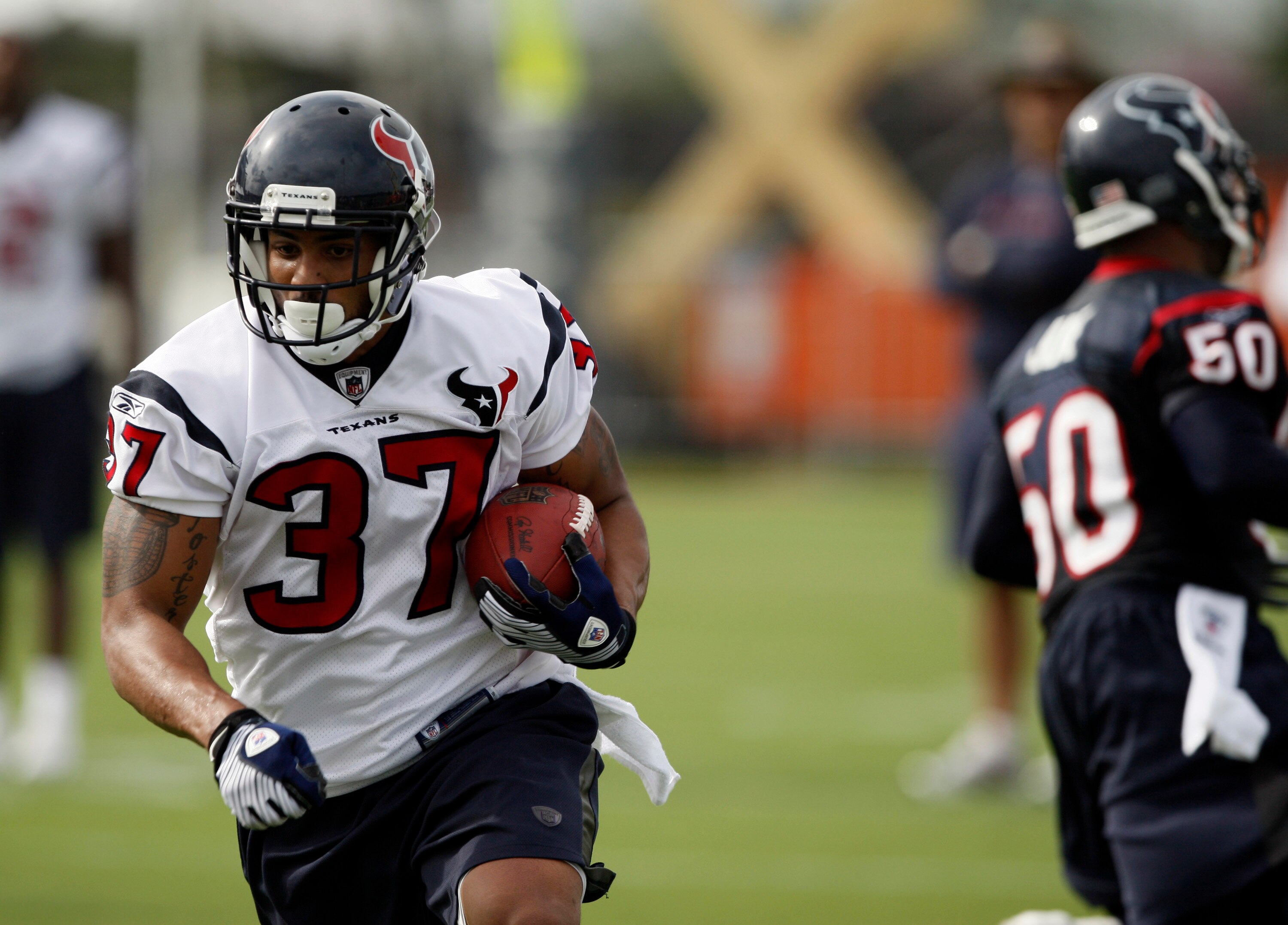 HOUSTON - JULY 31:  Running back Arian Foster #37 of the Houston Texans rushes with the ball during practice on July 31, 2009 in Houston, Texas.  (Photo by Bob Levey/Getty Images)