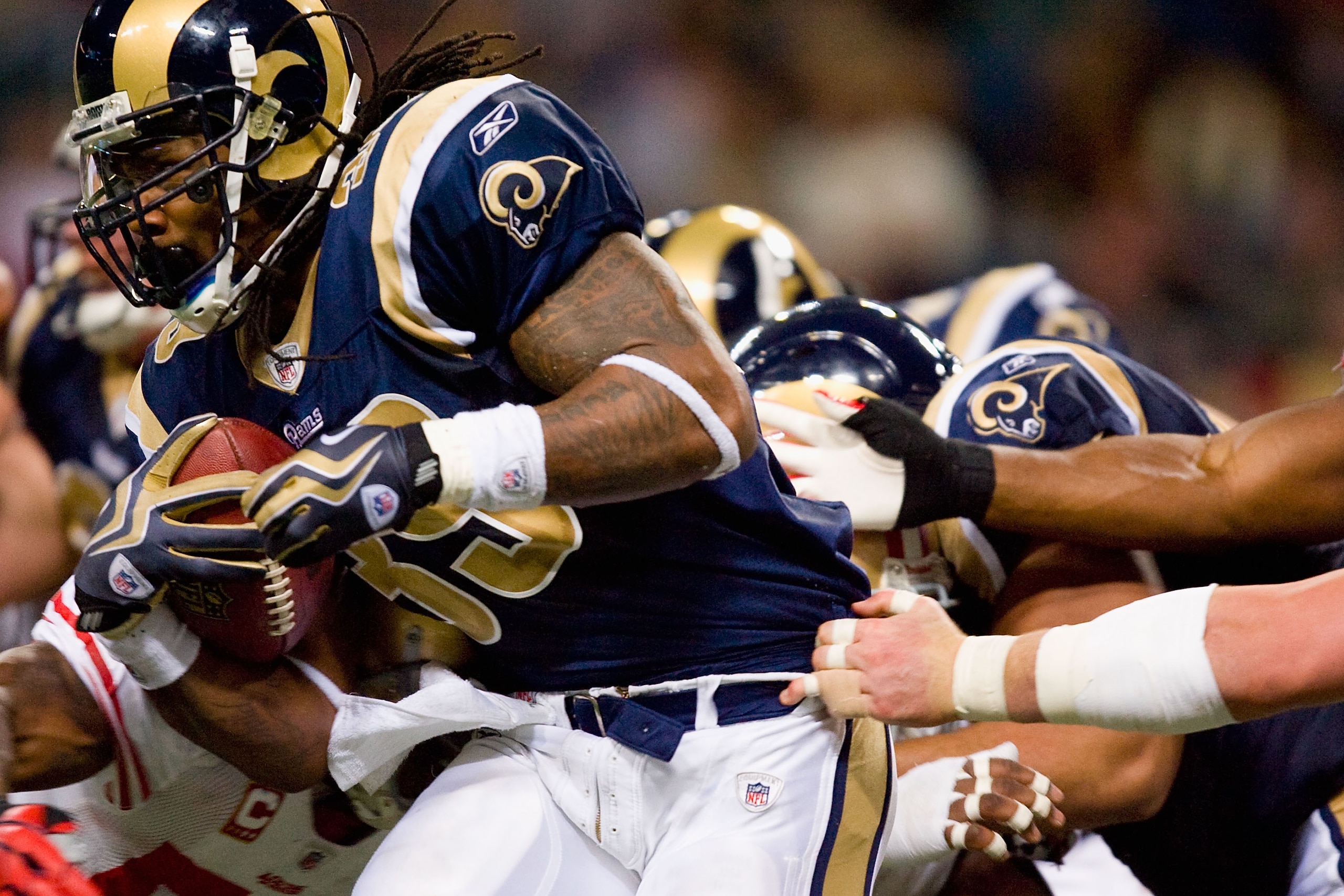 ST. LOUIS - JANUARY 3: Steven Jackson #39 of the St. Louis Rams rushes against the San Francisco 49ers at the Edward Jones Dome on January 3, 2010 in St. Louis, Missouri.  The 49ers beat the Rams 28-6.  (Photo by Dilip Vishwanat/Getty Images)