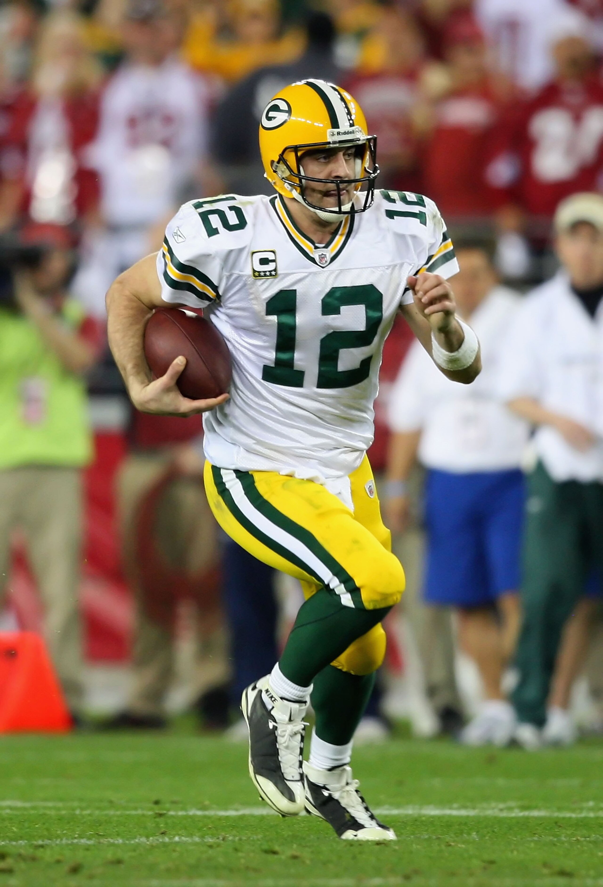 GLENDALE, AZ - JANUARY 10: Quarterback Aaron Rodgers #12 of the Green Bay Packers scrambles with the ball during the 2010 NFC wild-card playoff game against the Arizona Cardinals at the Universtity of Phoenix Stadium on January 10, 2010 in Glendale, Ariz GLENDALE, AZ - JANUARY 10: Quarterback Aaron Rodgers #12 of the Green Bay Packers scrambles with the ball during the 2010 NFC wild-card playoff game against the Arizona Cardinals at the Universtity of Phoenix Stadium on January 10, 2010 in Glendale, Ariz
