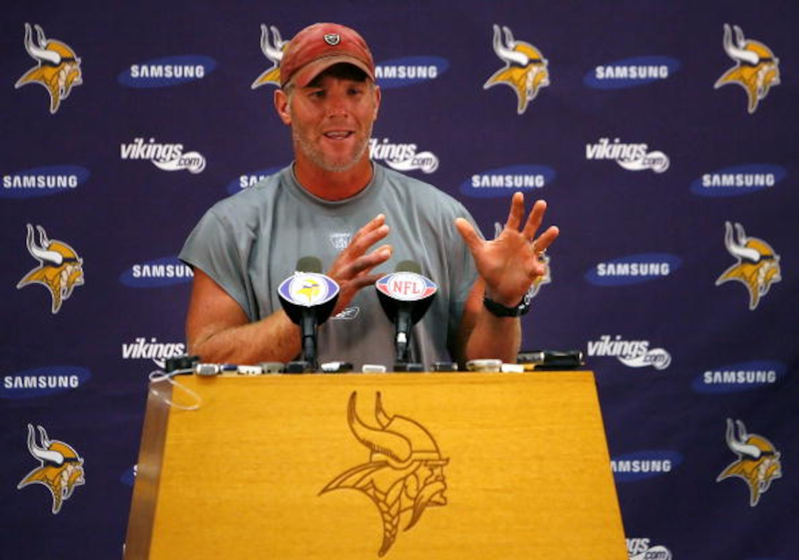EDEN PRAIRIE, MN - AUGUST 18: Brett Favre talks with the media after his first practice with the Minnesota Vikings on August 18, 2009 at Winter Park in Eden Prairie, Minnesota.  (Photo by Scott A. Schneider/Getty Images)