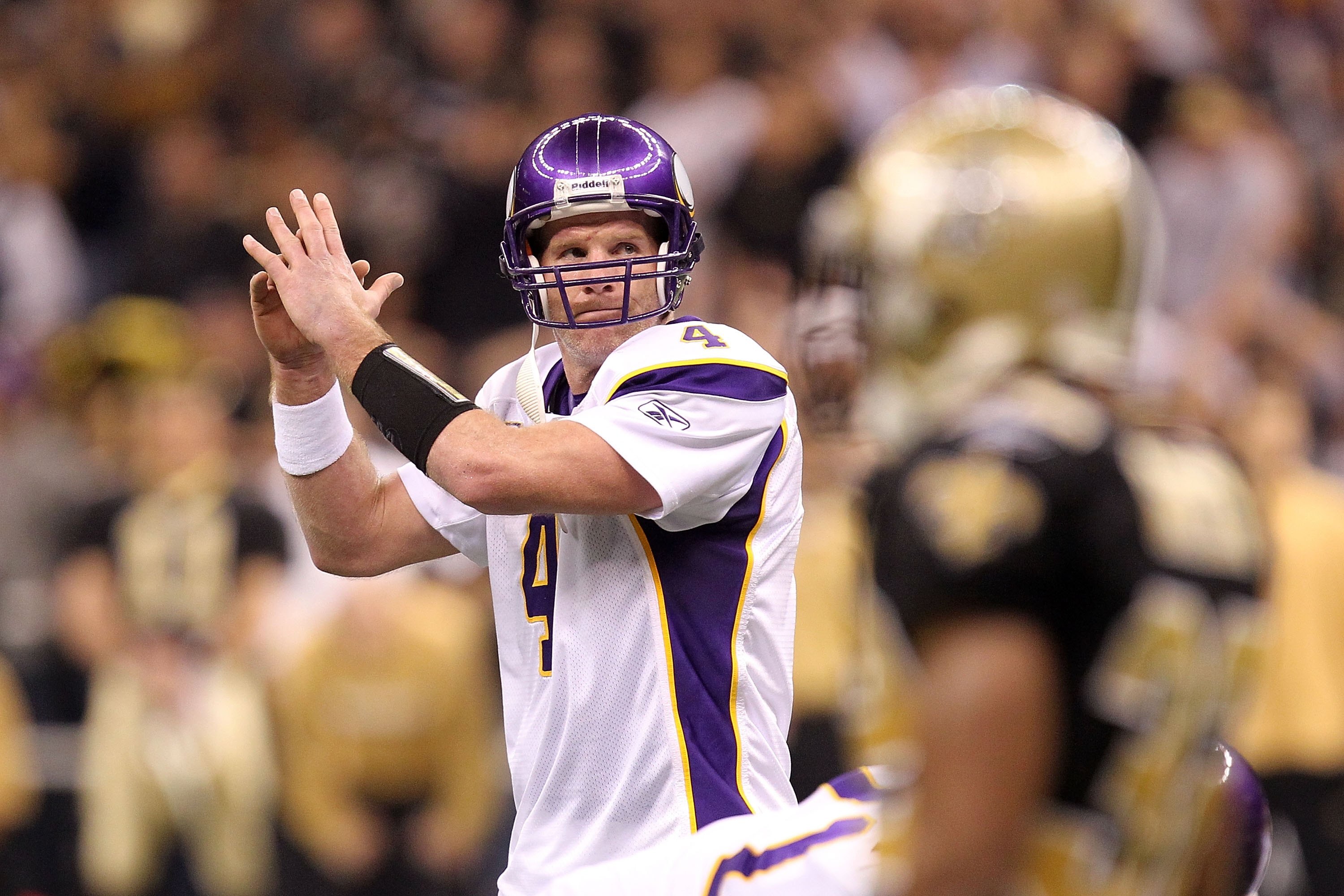 NEW ORLEANS - JANUARY 24:  Quuarterback Brett Favre #4 of the Minnesota Vikings calls timeout against the New Orleans Saints during the NFC Championship Game at the Louisiana Superdome on January 24, 2010 in New Orleans, Louisiana.  (Photo by Ronald Marti